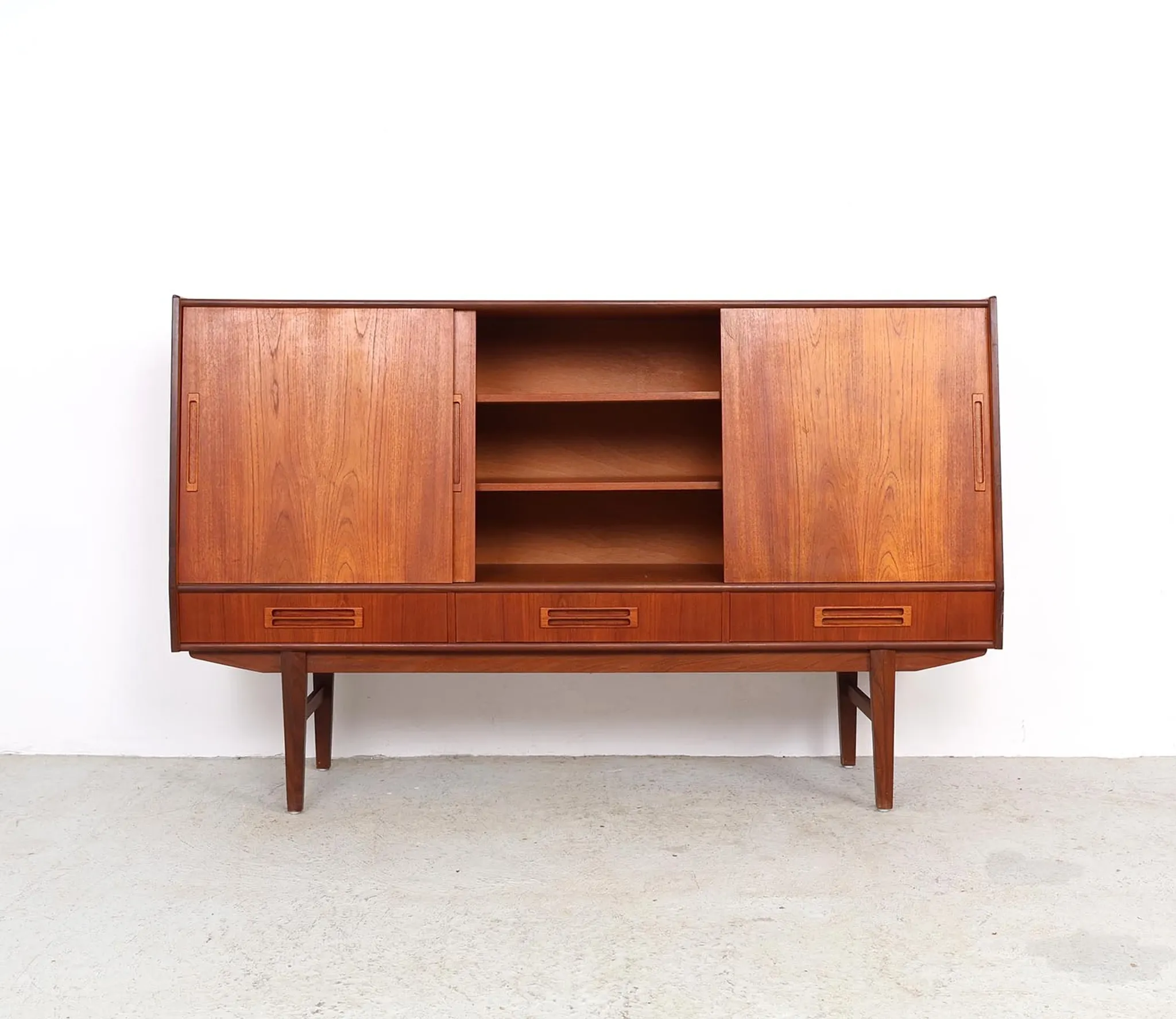 Buffet en teck de design danois avec section bar, années 1960.