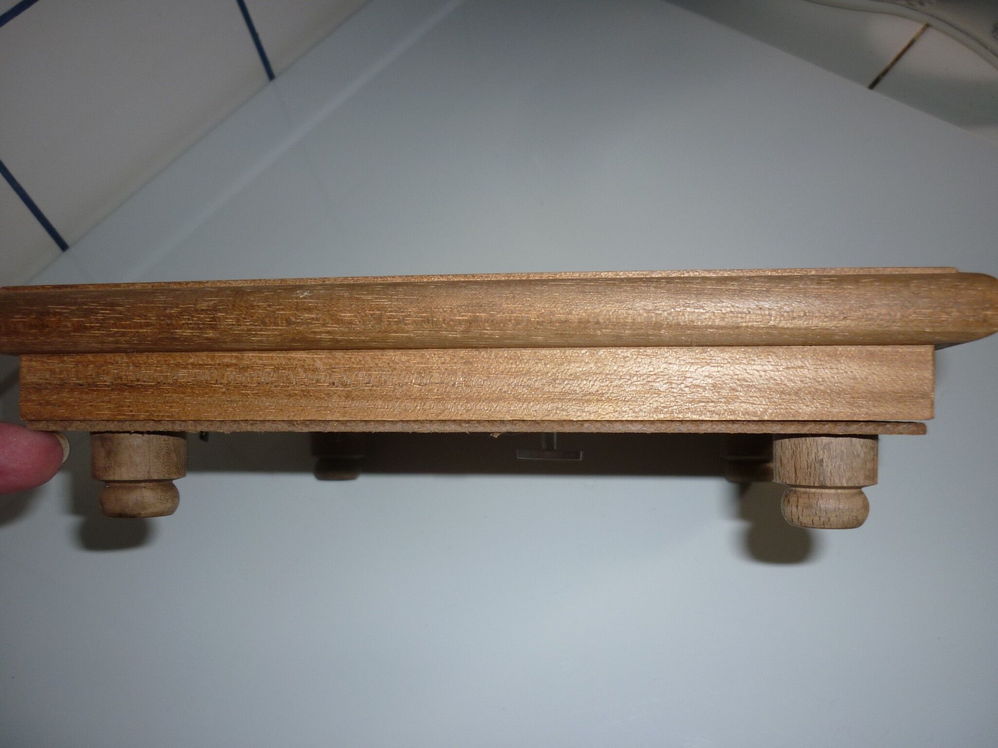 Under the ceramic wood musical dish