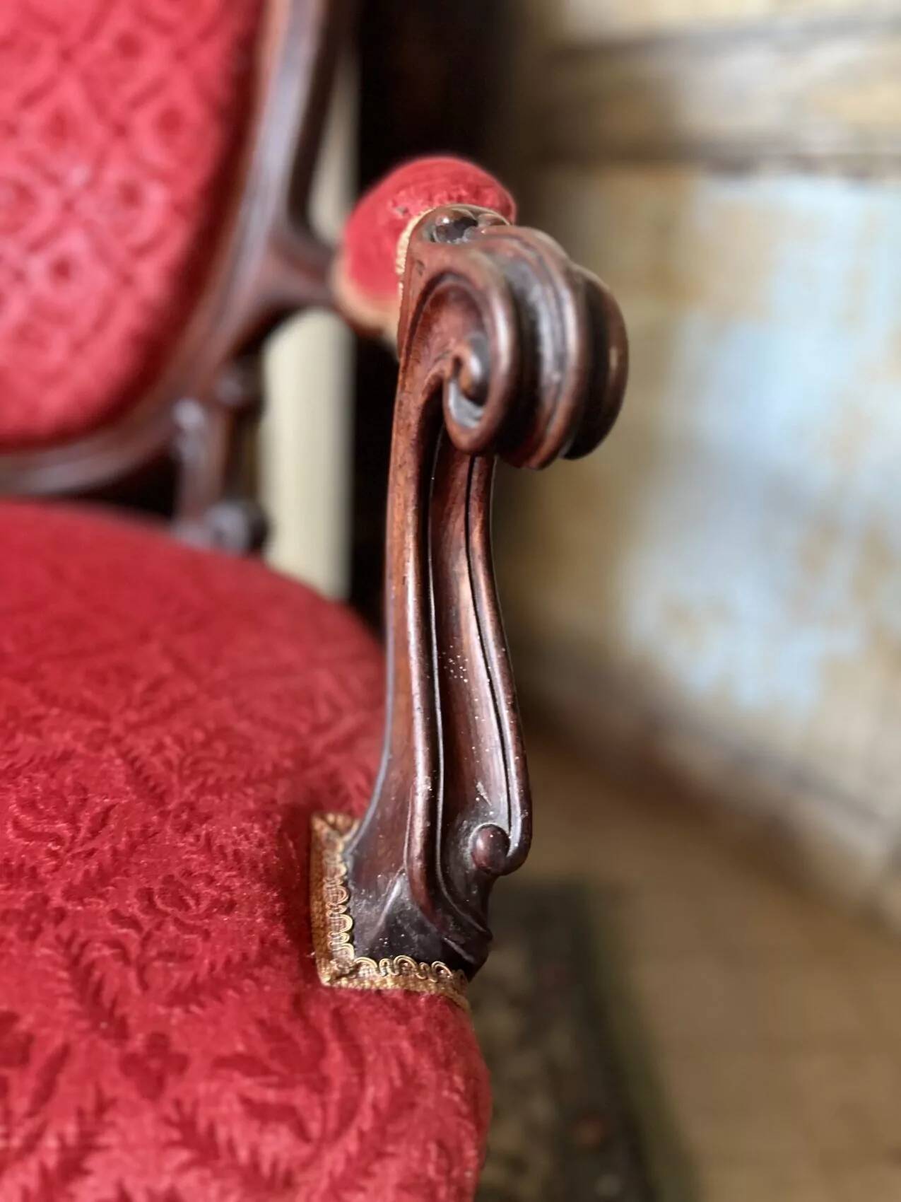 Napoleon III medallion armchair in carved wood and red velvet.