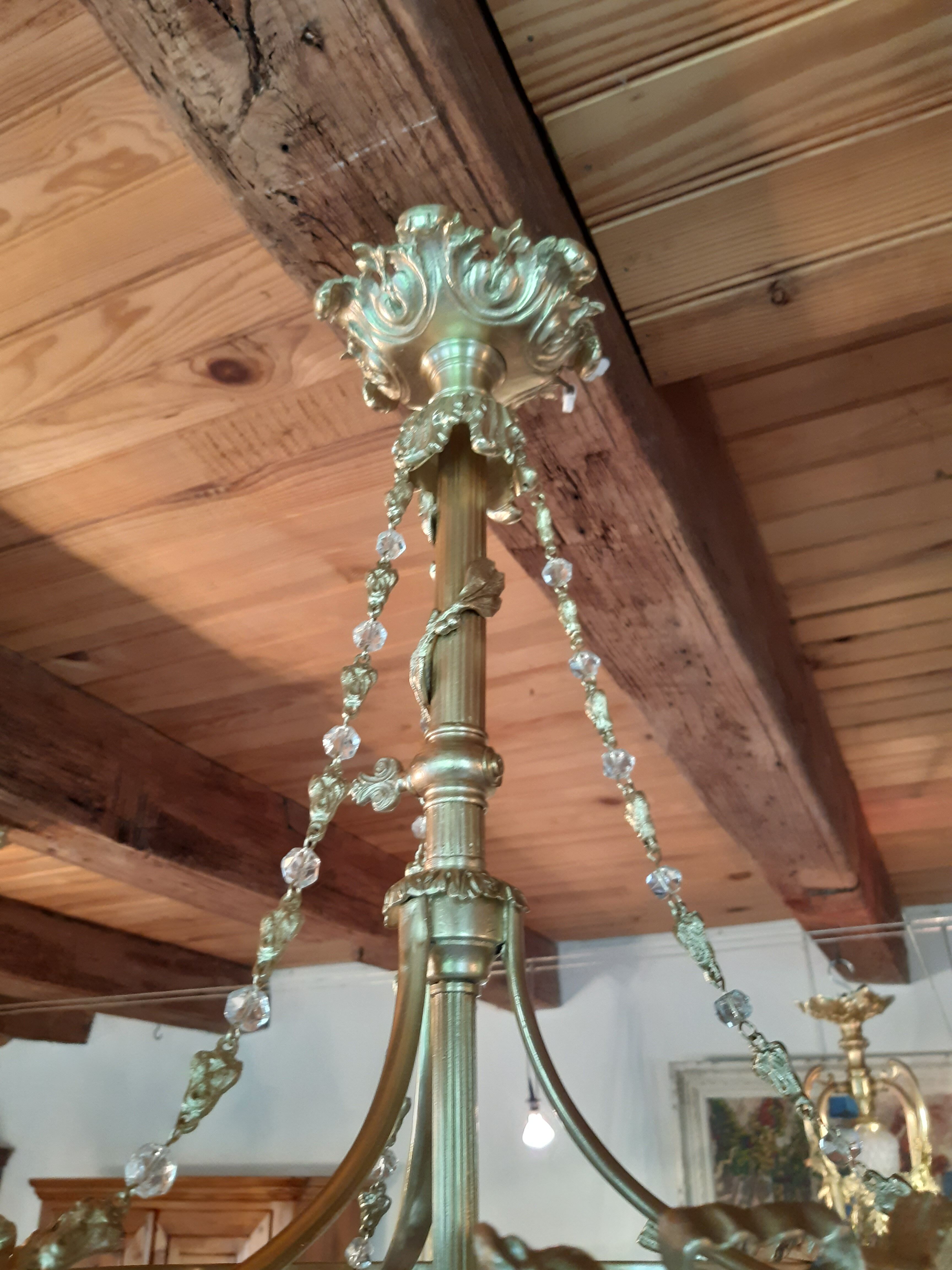 Lustre en bronze à pampilles en cristal taillé d'époque de la fin du XIX ème.