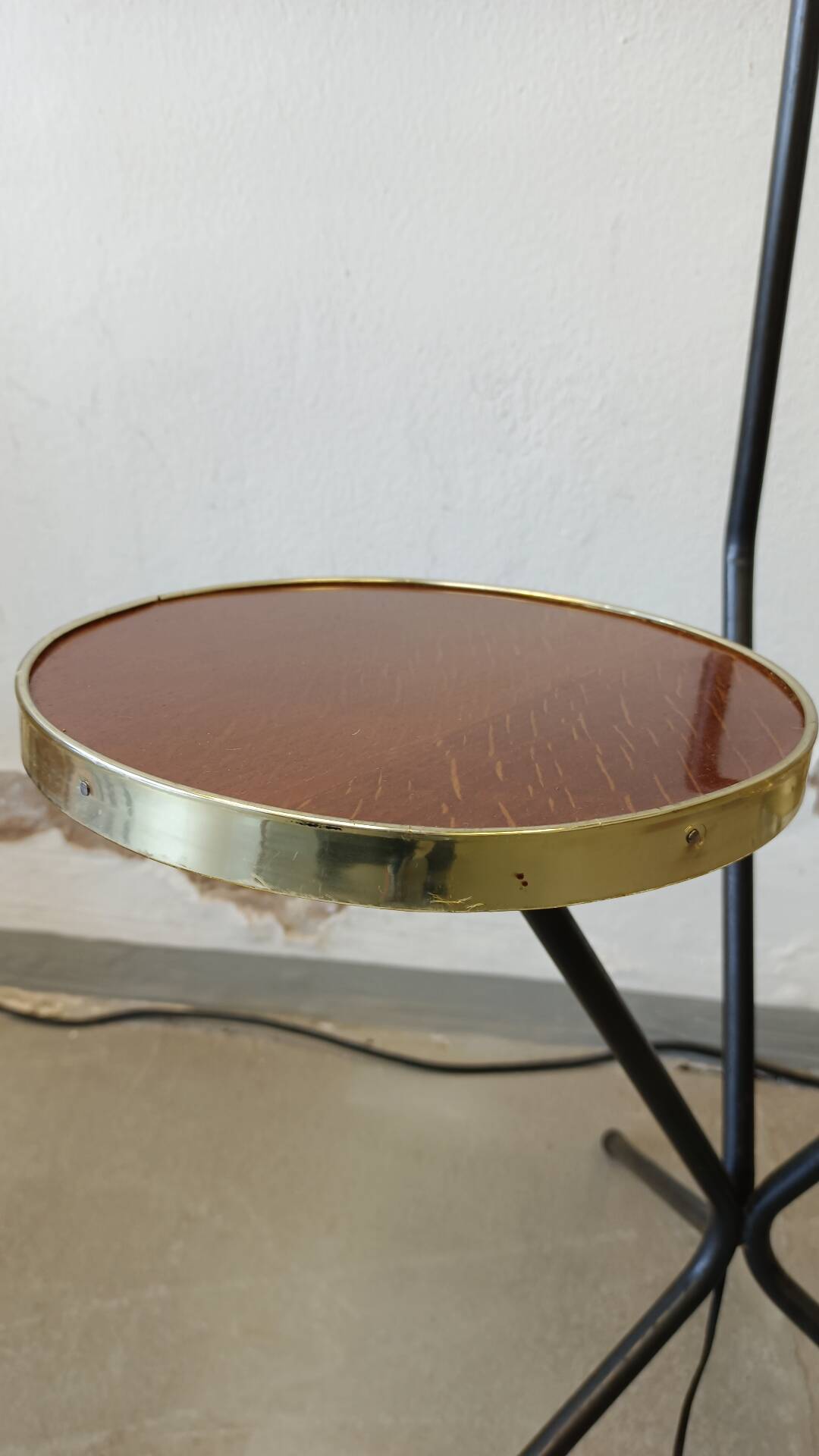 Tripod floor lamp