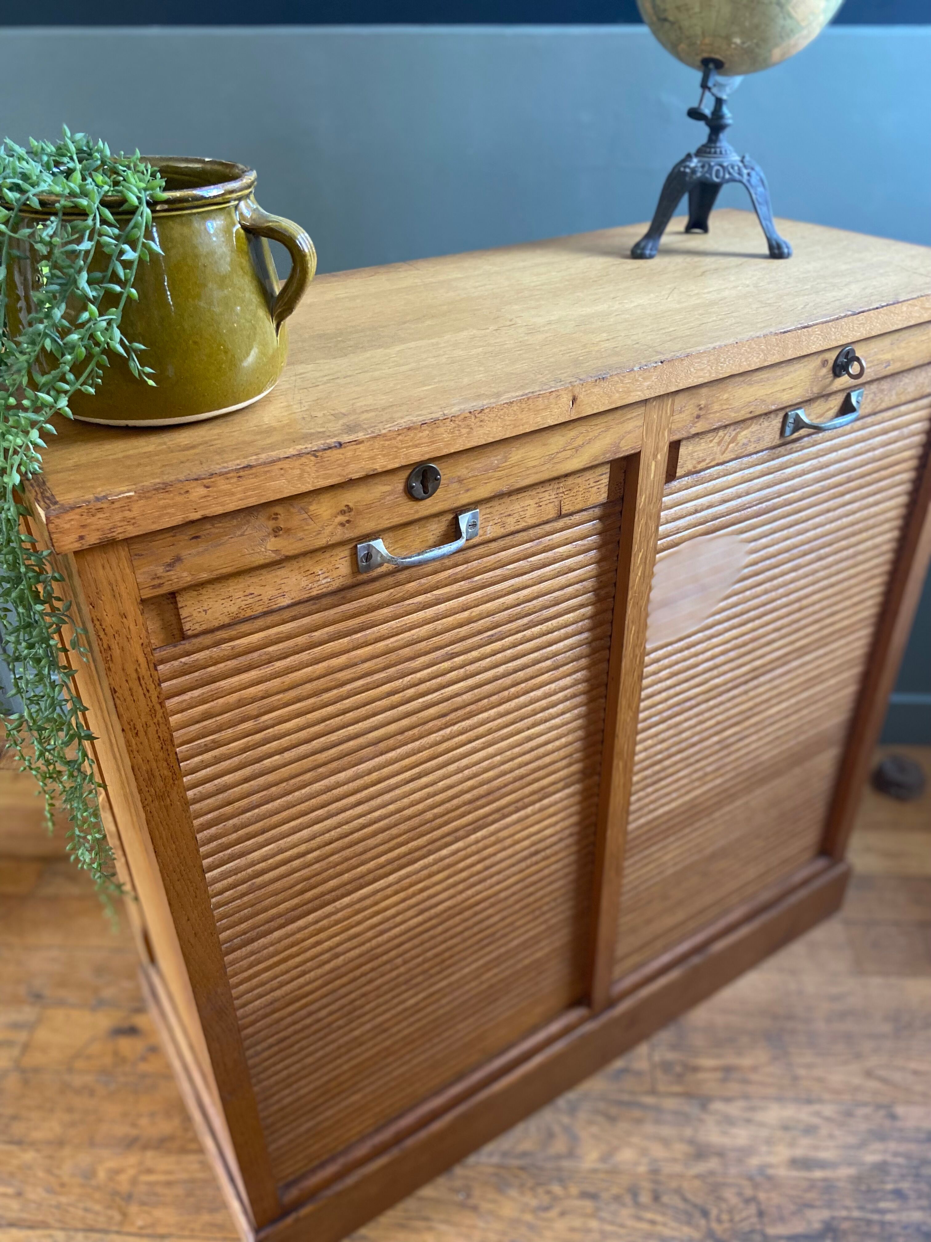 Low furniture double curtains