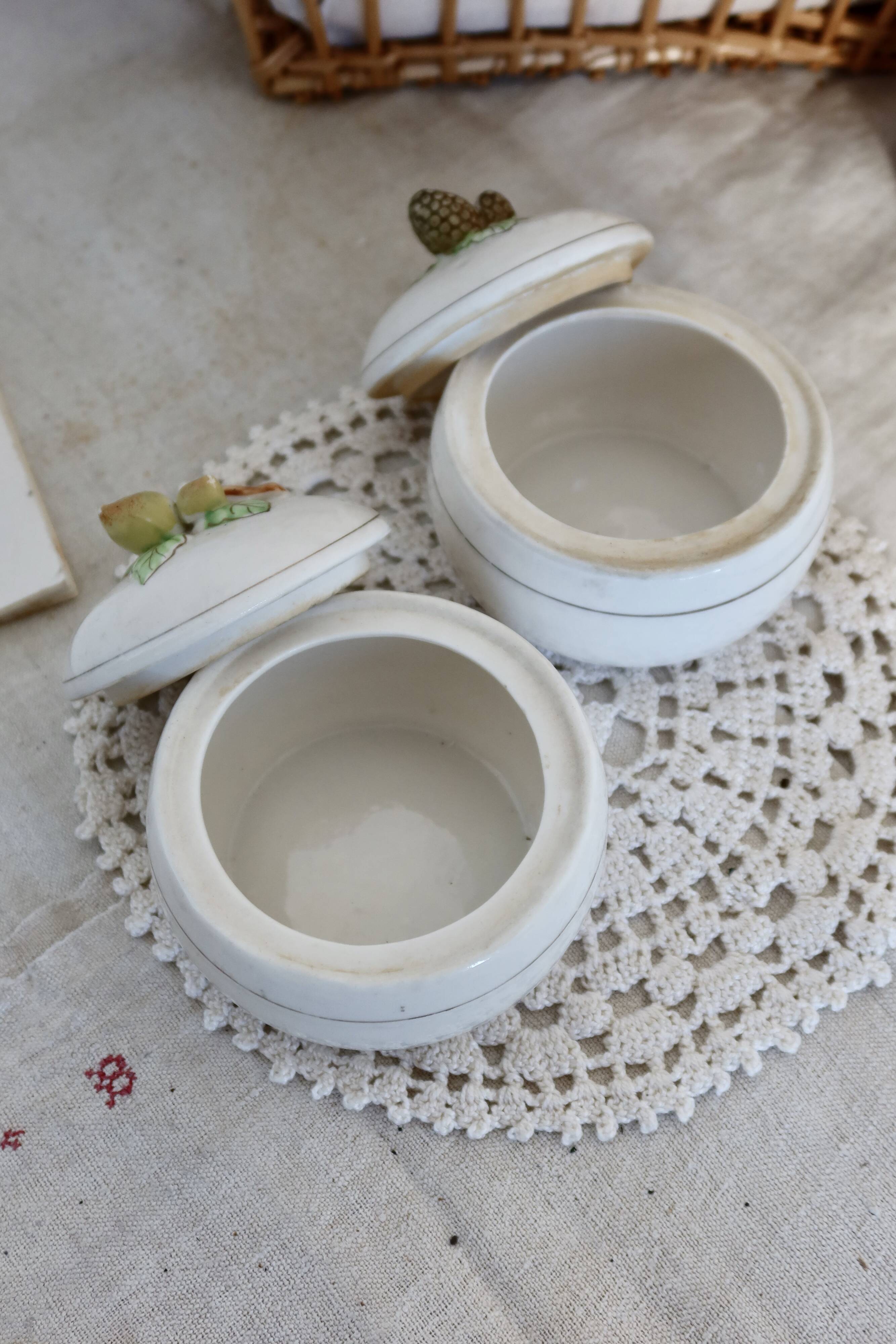 Paire de bonbonnières vintage en porcelaine motif fruits et liseré doré