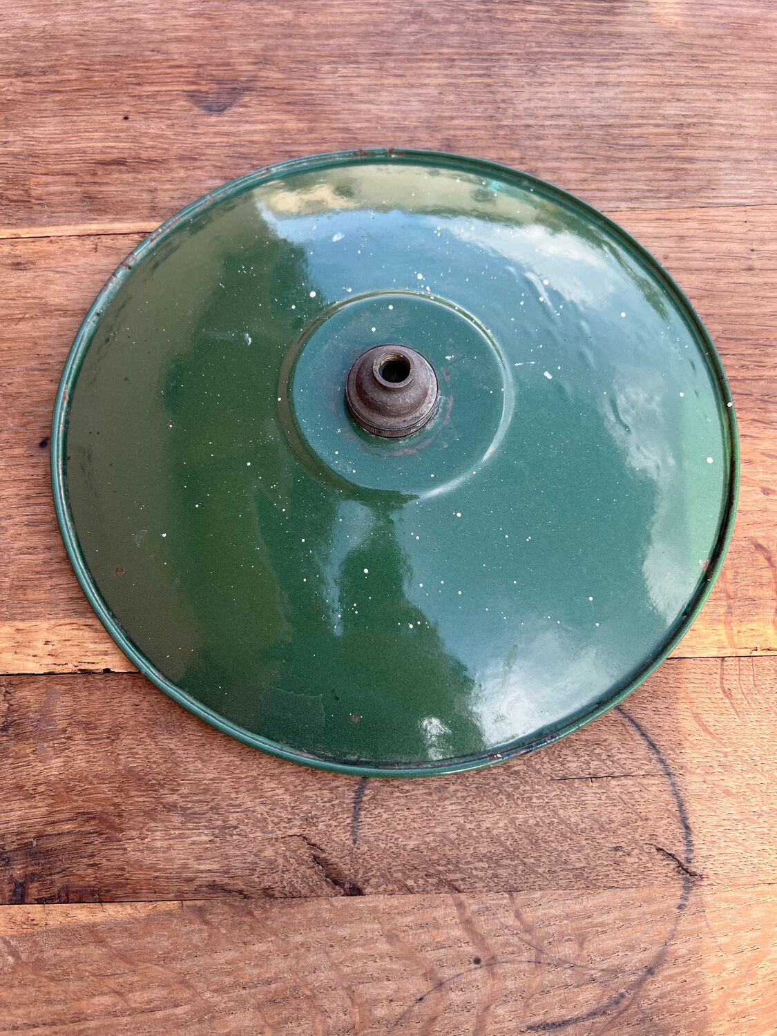 Industrial lampshade in enamelled sheet metal