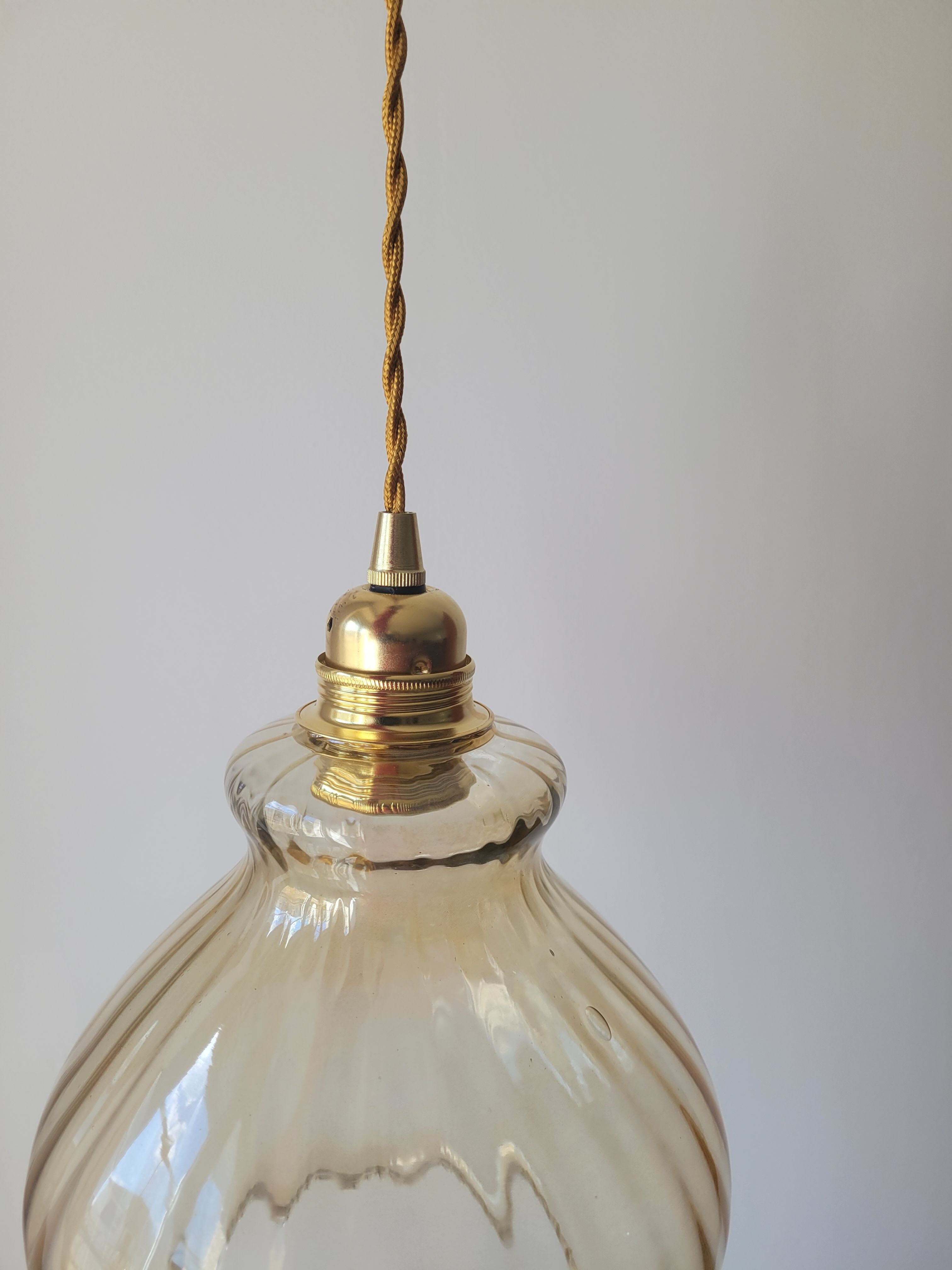 Suspension en verre fumé strié