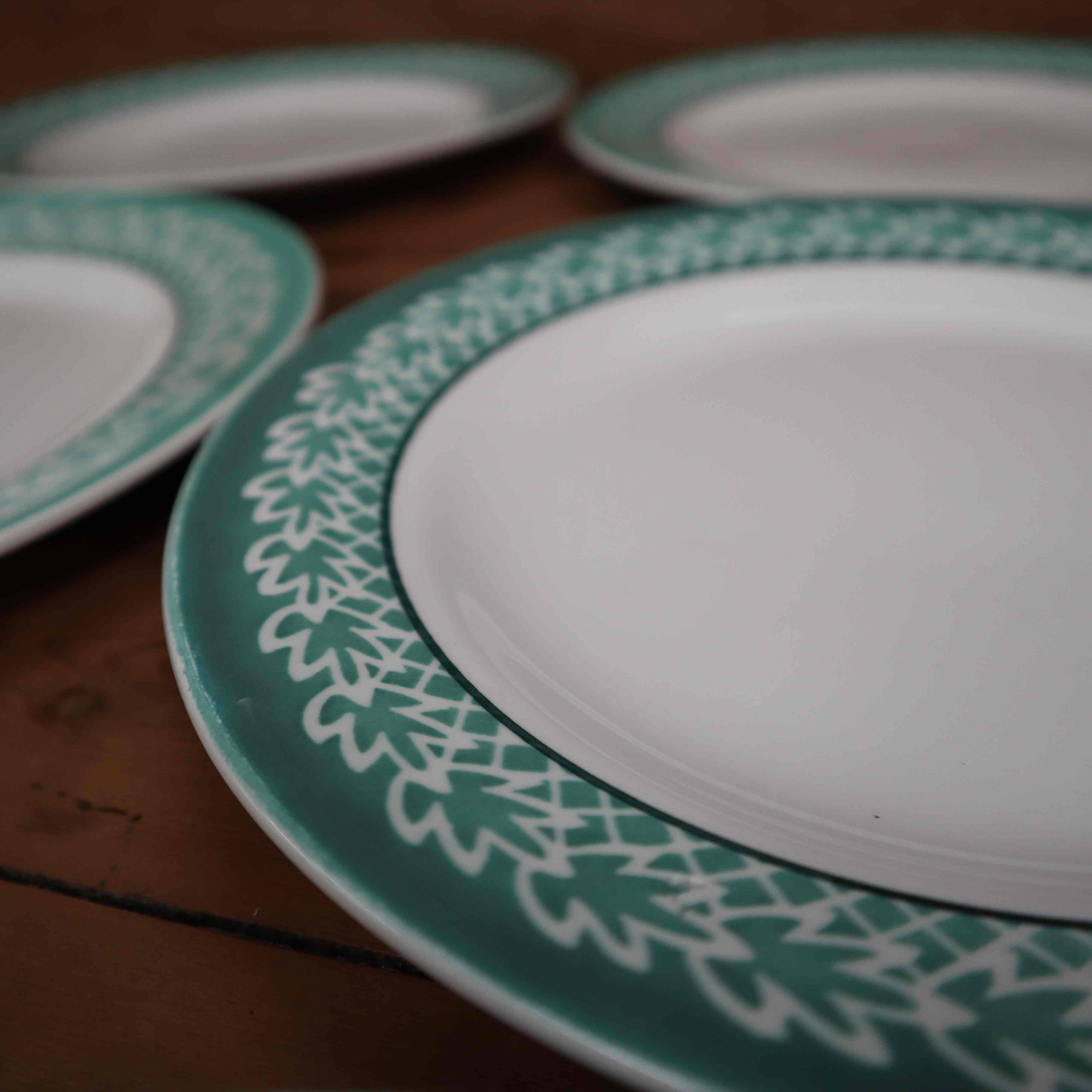 Set of 8 KIFO L'Amandinoise flat plates with green leaf decor