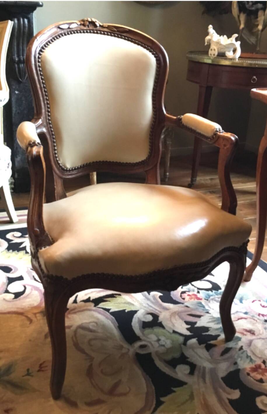Louis XV period armchair in natural wood with convertible back carved with flowers