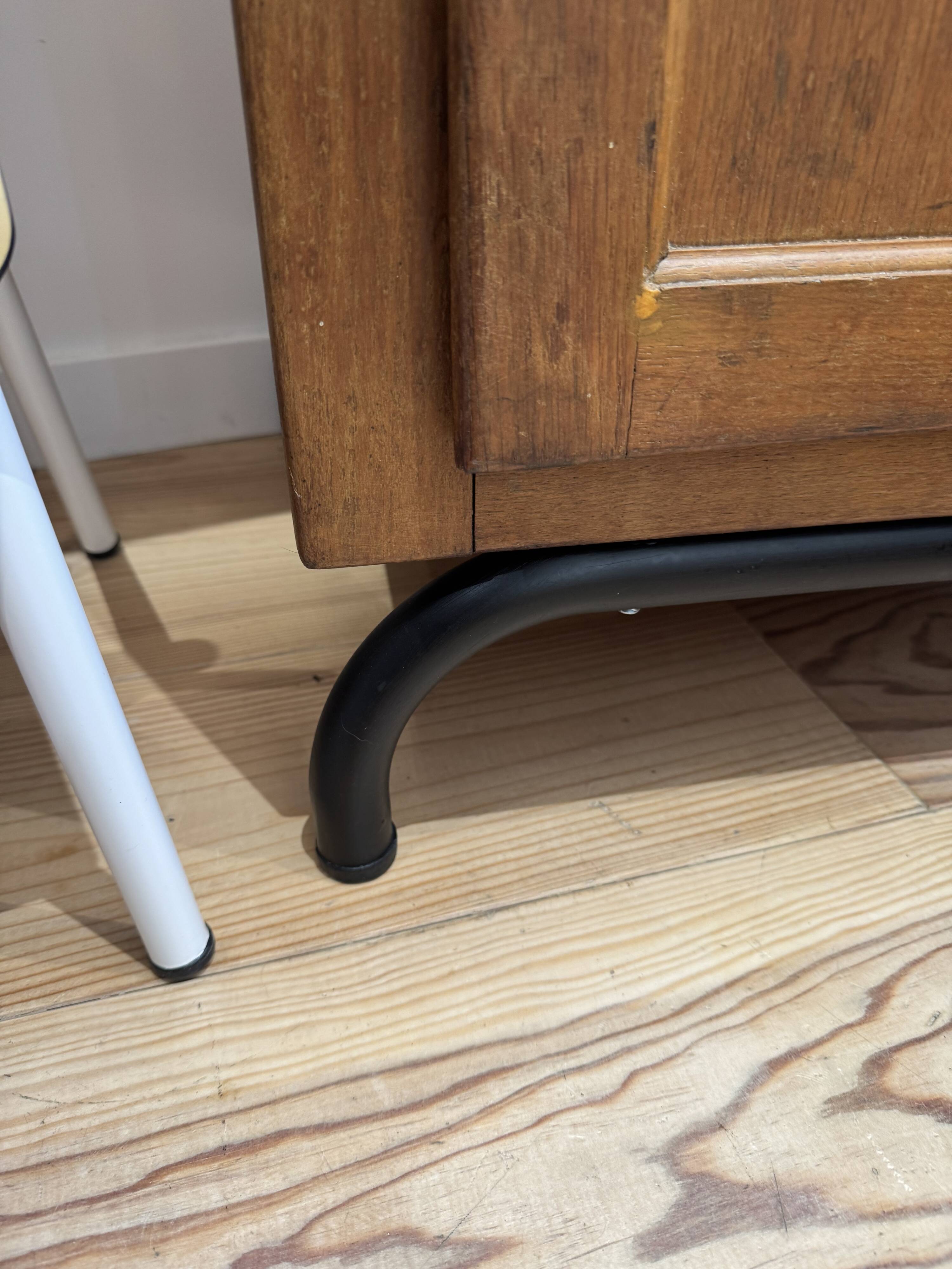 Wooden locker with tubular base