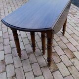 Extendable oak table