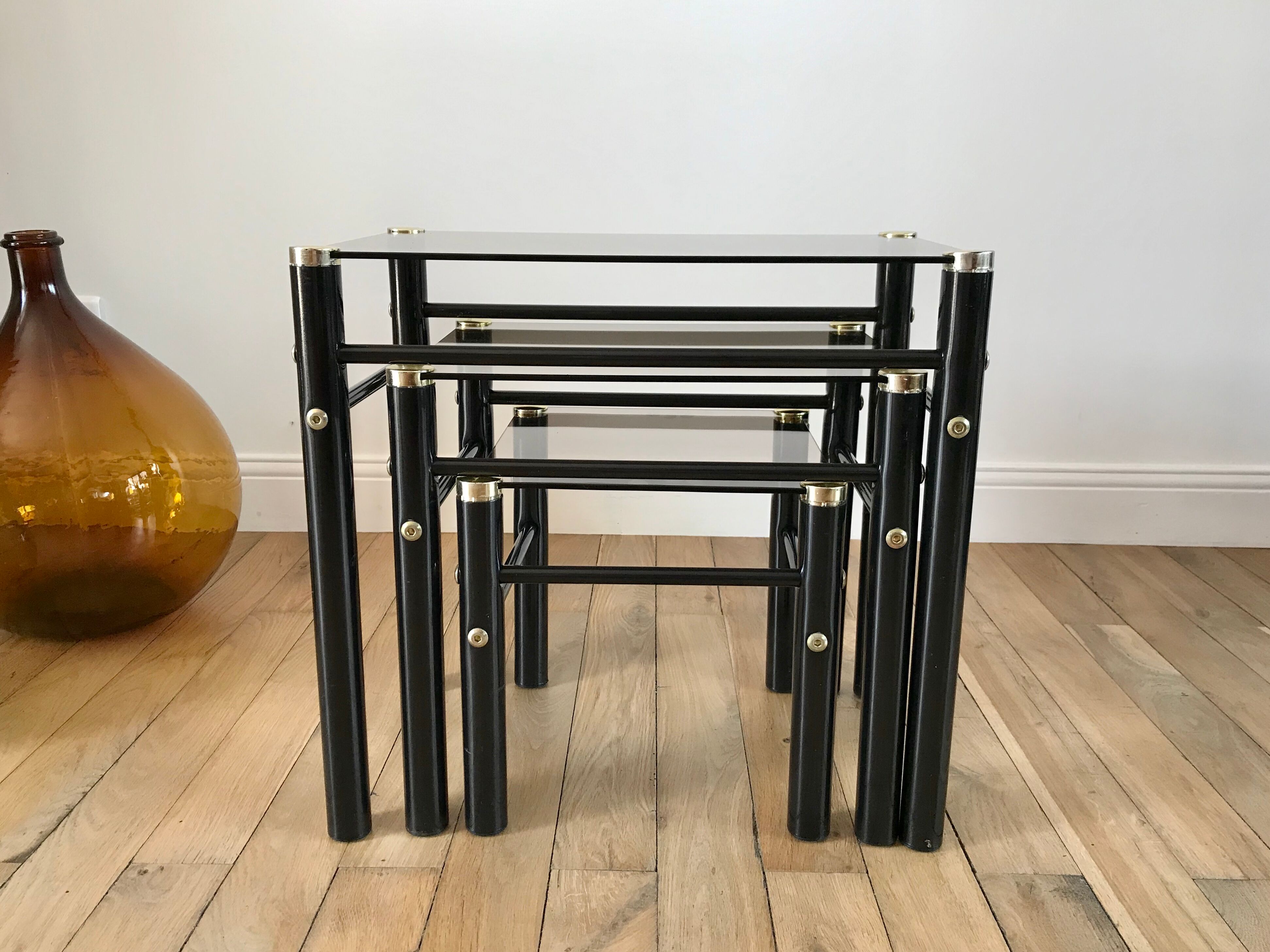 Trio de tables basses gigognes en verre fumé années 70-80