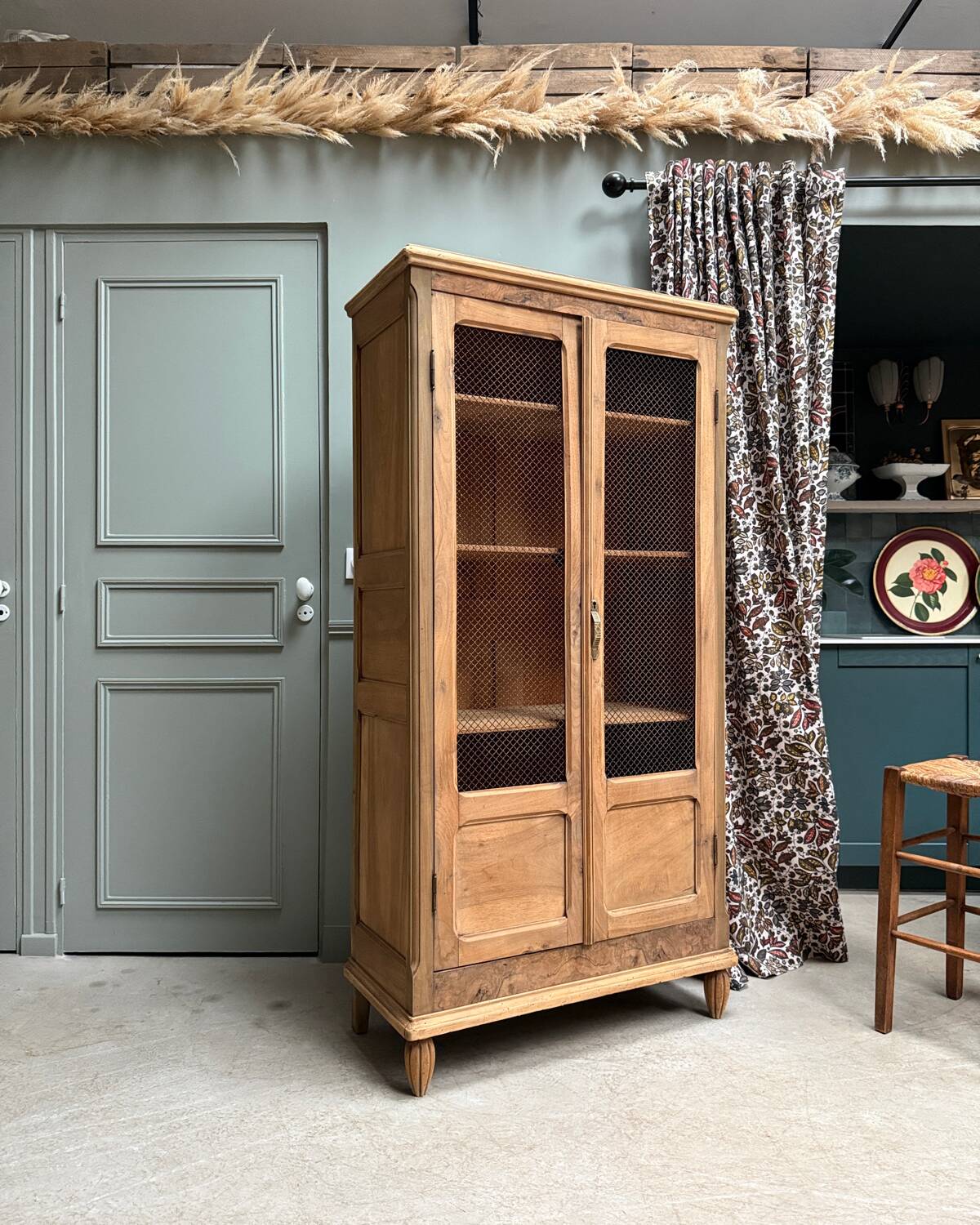 Old library with grilles (renovated)