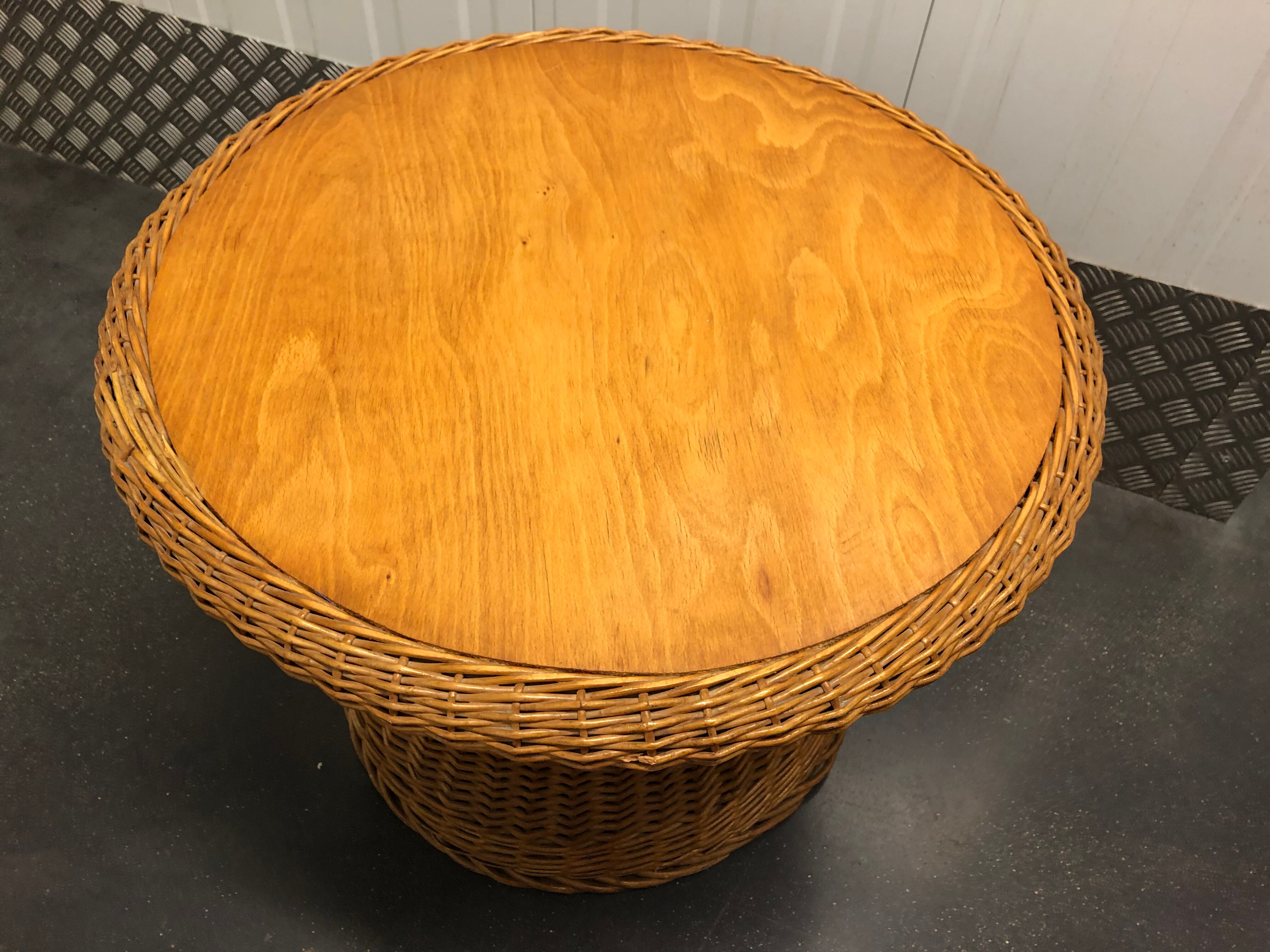 Round coffee table in rattan and varnished wood around 1960