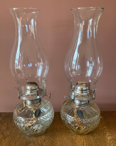 Deux lampes à huile Riverdale, y compris des mèches.