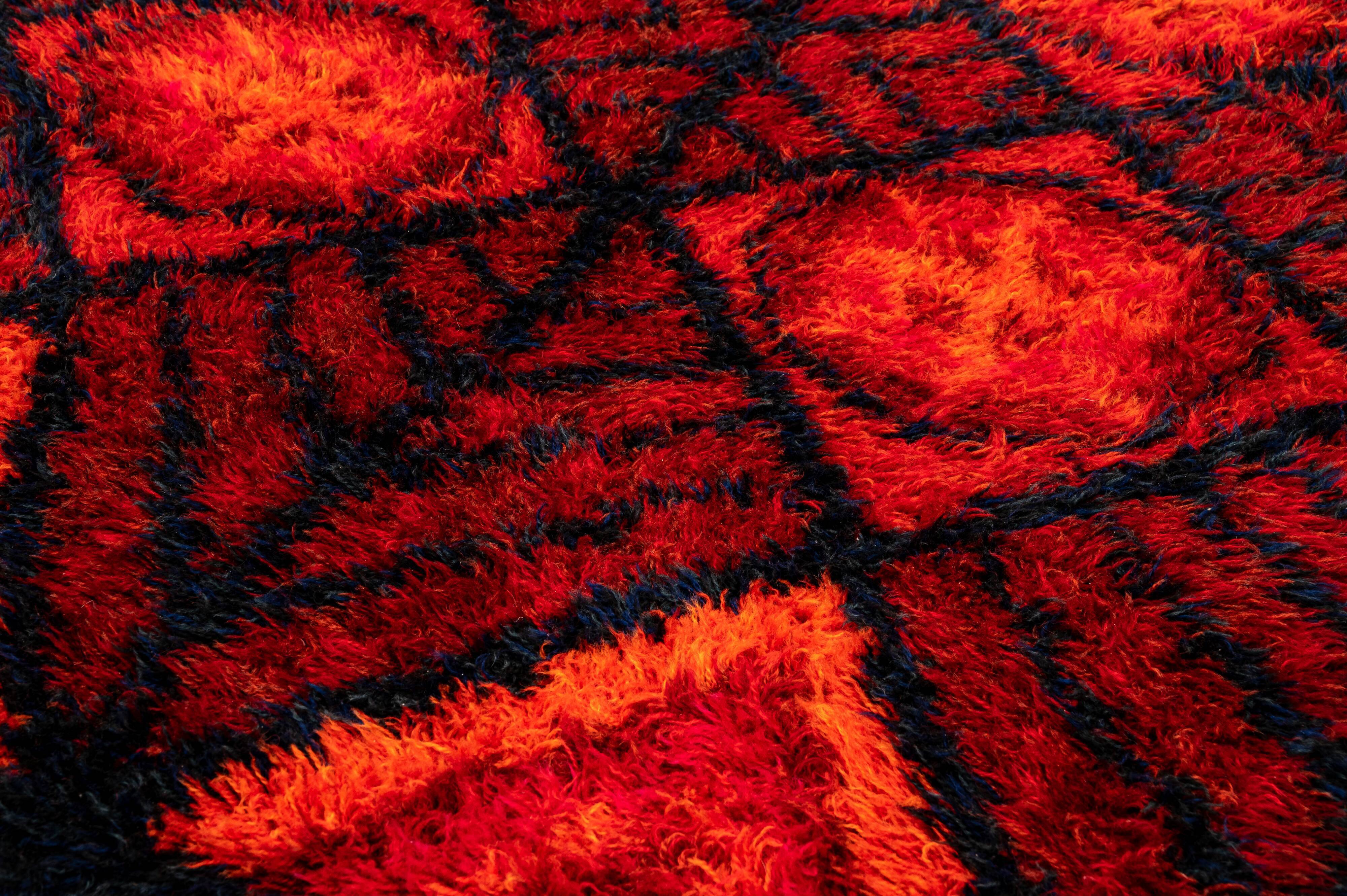 Scandinavian 20th century modern rya rug. Svängsta Slottsmatta, Sweden. 149 x 94 cm (59 x 37 in)