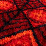 Scandinavian 20th century modern rya rug. Svängsta Slottsmatta, Sweden. 149 x 94 cm (59 x 37 in)