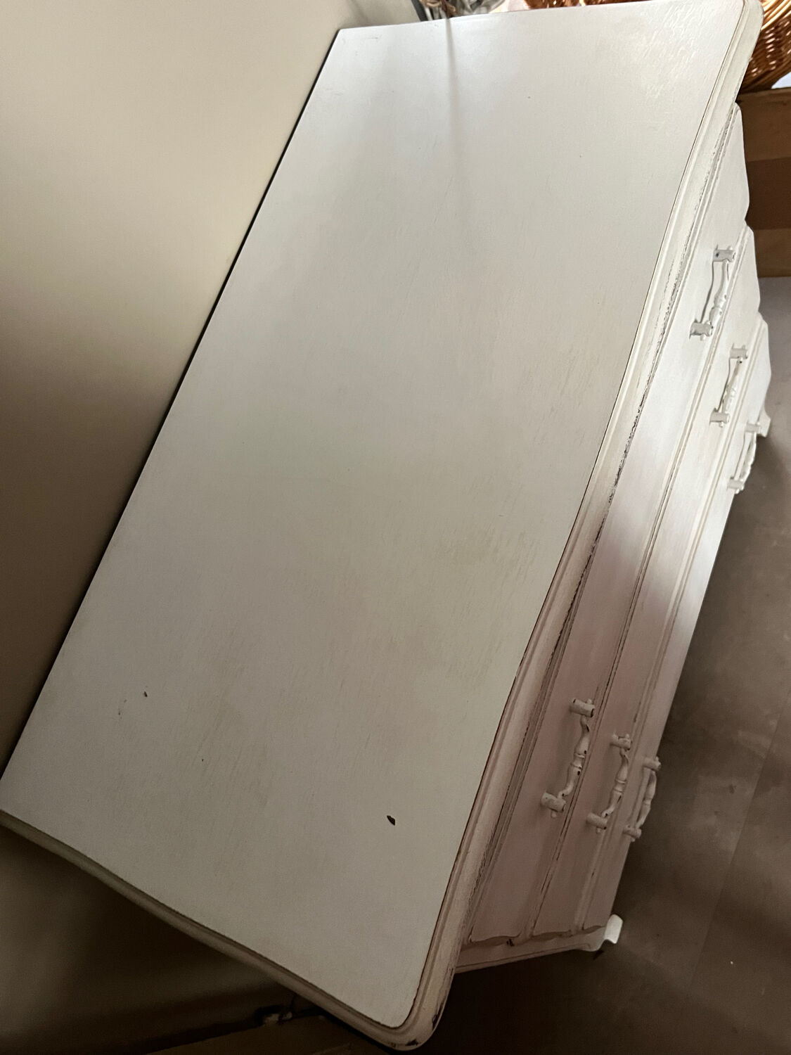 Chest of drawers with 3 curved legs