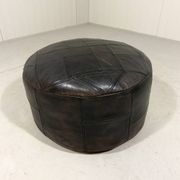 Pouf en cuir patchwork marron De Sede des années 1970