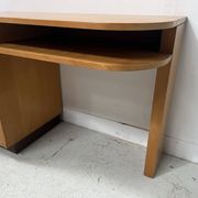 Bureau de style en placage de bois d'érable XX siècle