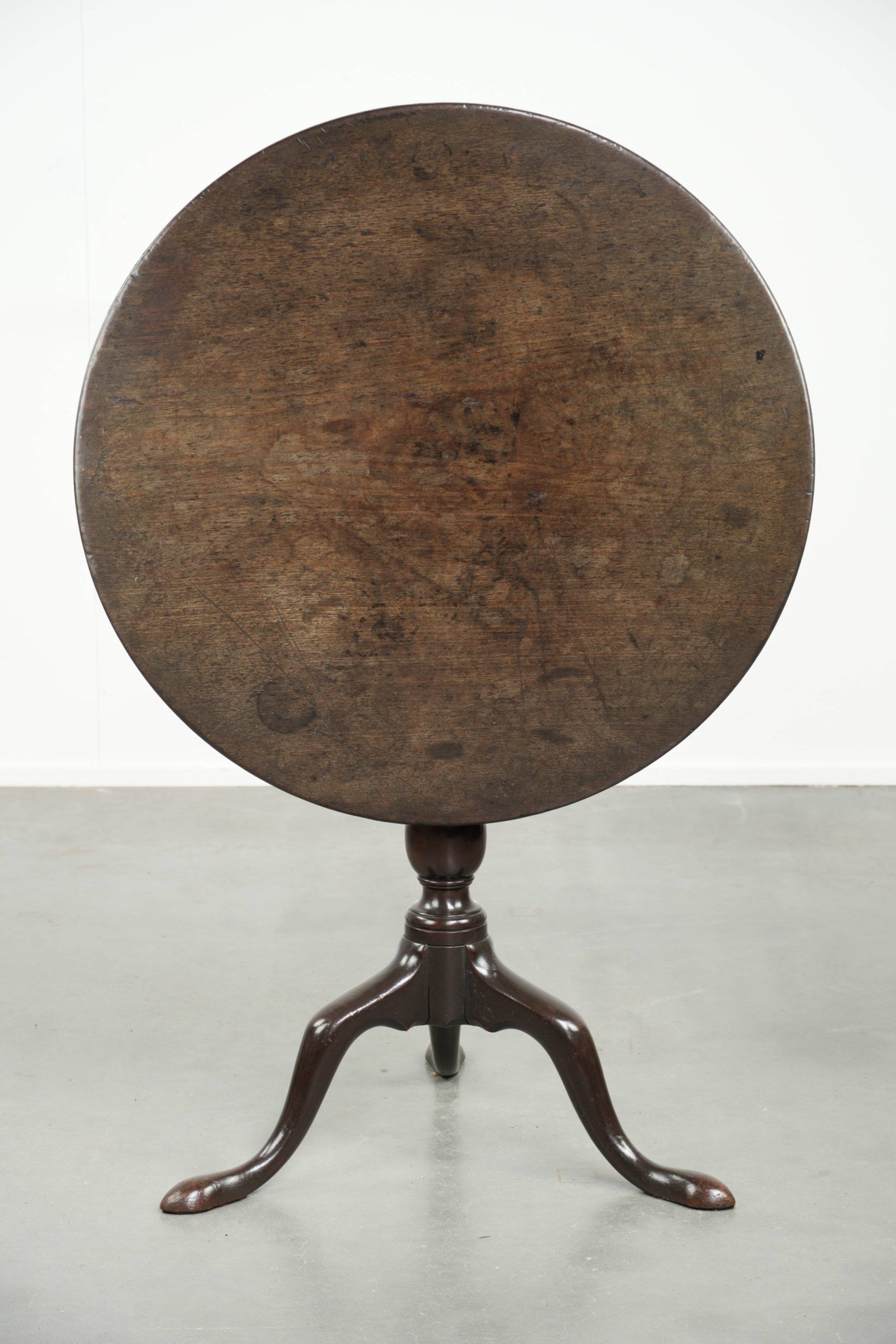 Practical round antique English tilt top table from the 18th century