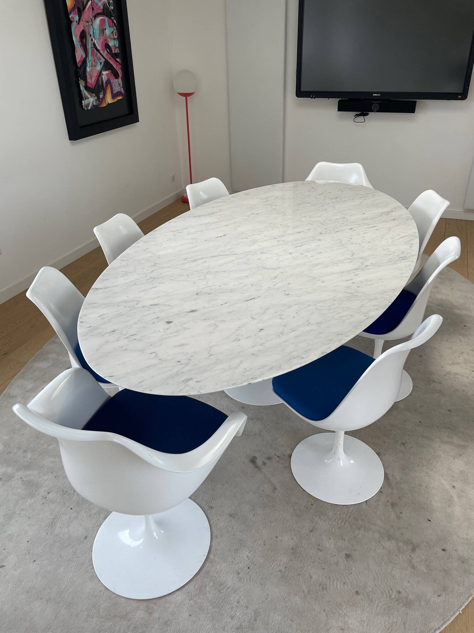Oval Knoll Saarinen table in Carrara marble + 8 original Tulip chairs
