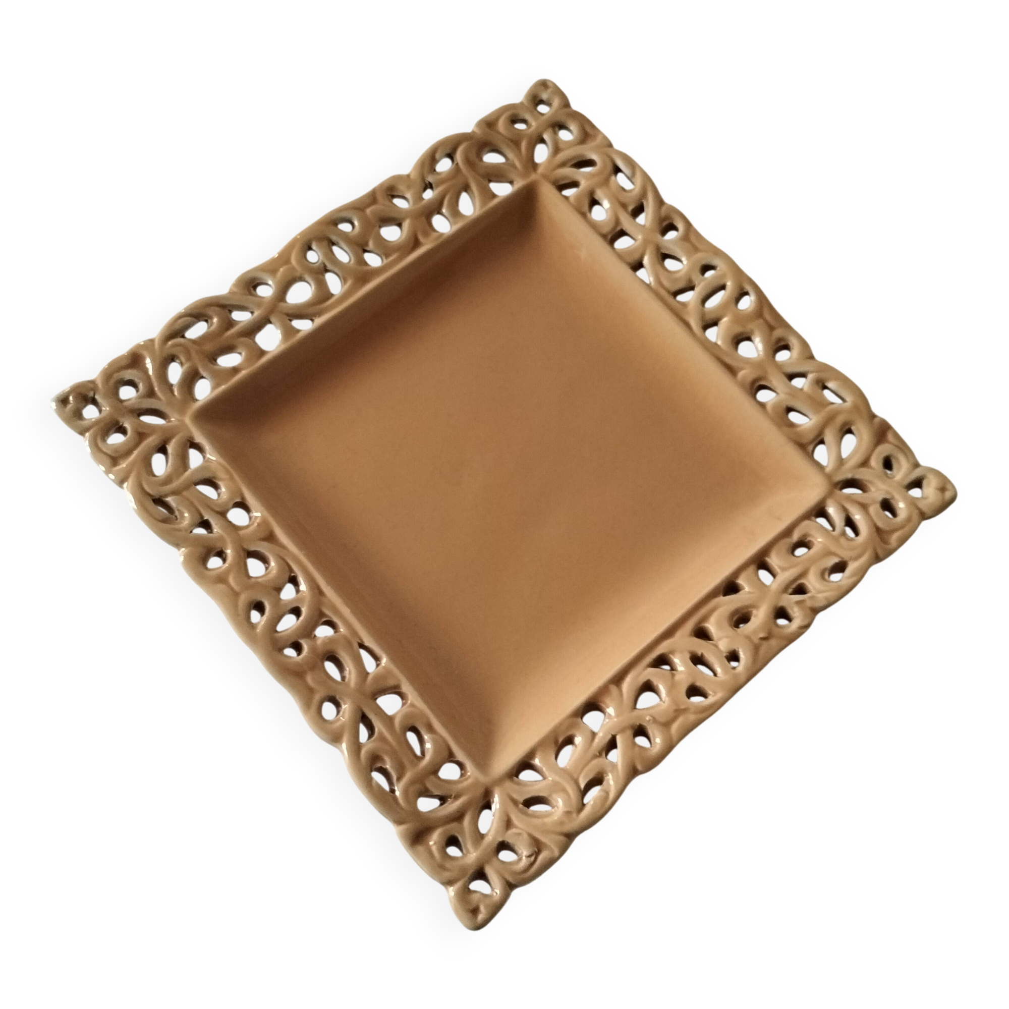 Caramel openwork pocket emptier with lace border