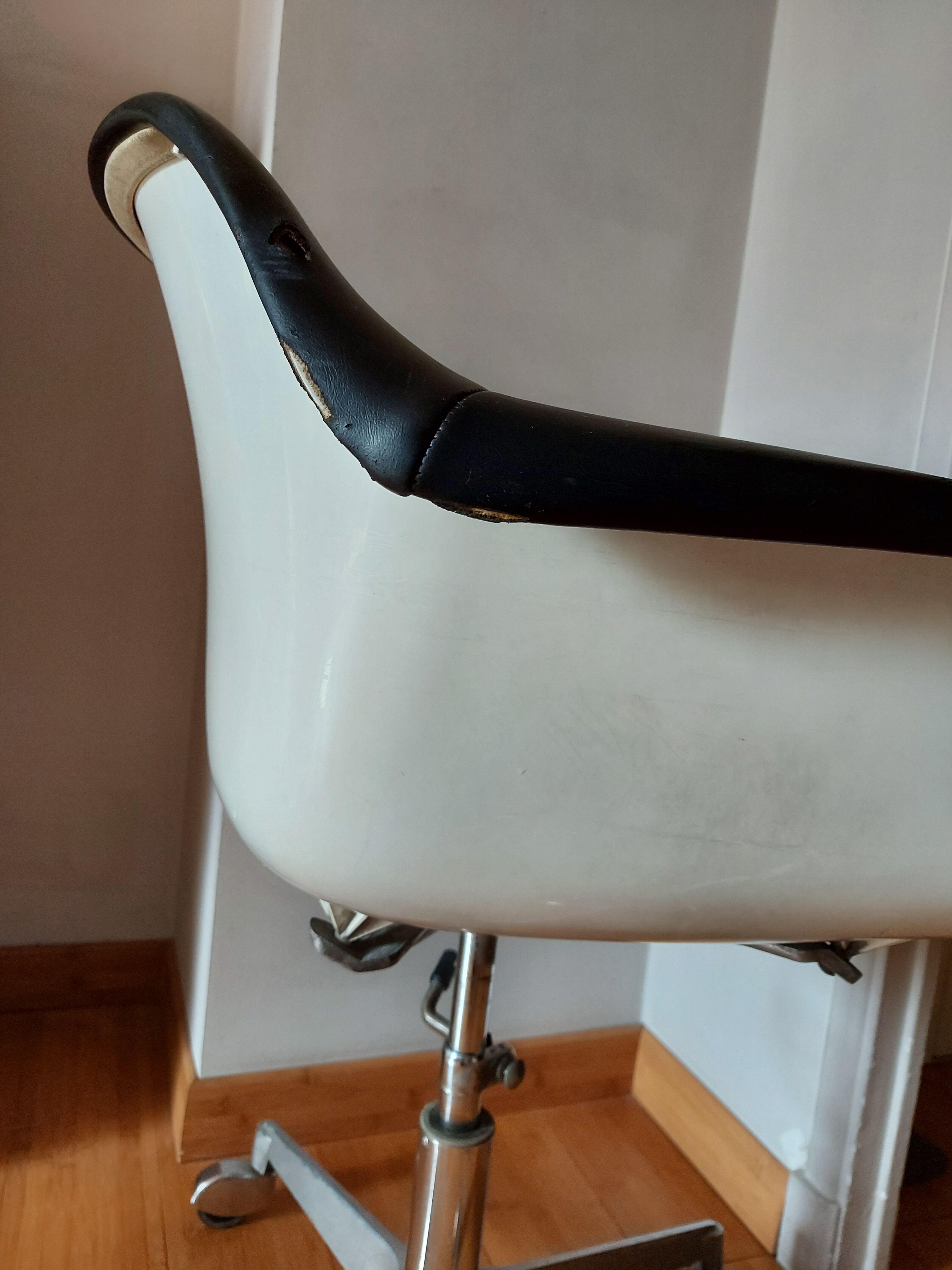 Strafor swivel-hulled office chair