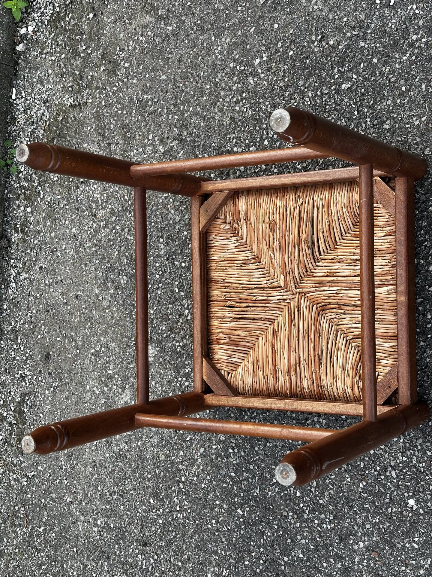 Paire de tabourets années 50 en bois et assise paillée