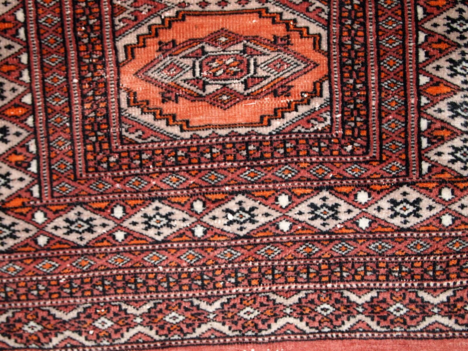 Tapis Vintage Bukhara en Laine, Années 1960, Authenticité et Tradition