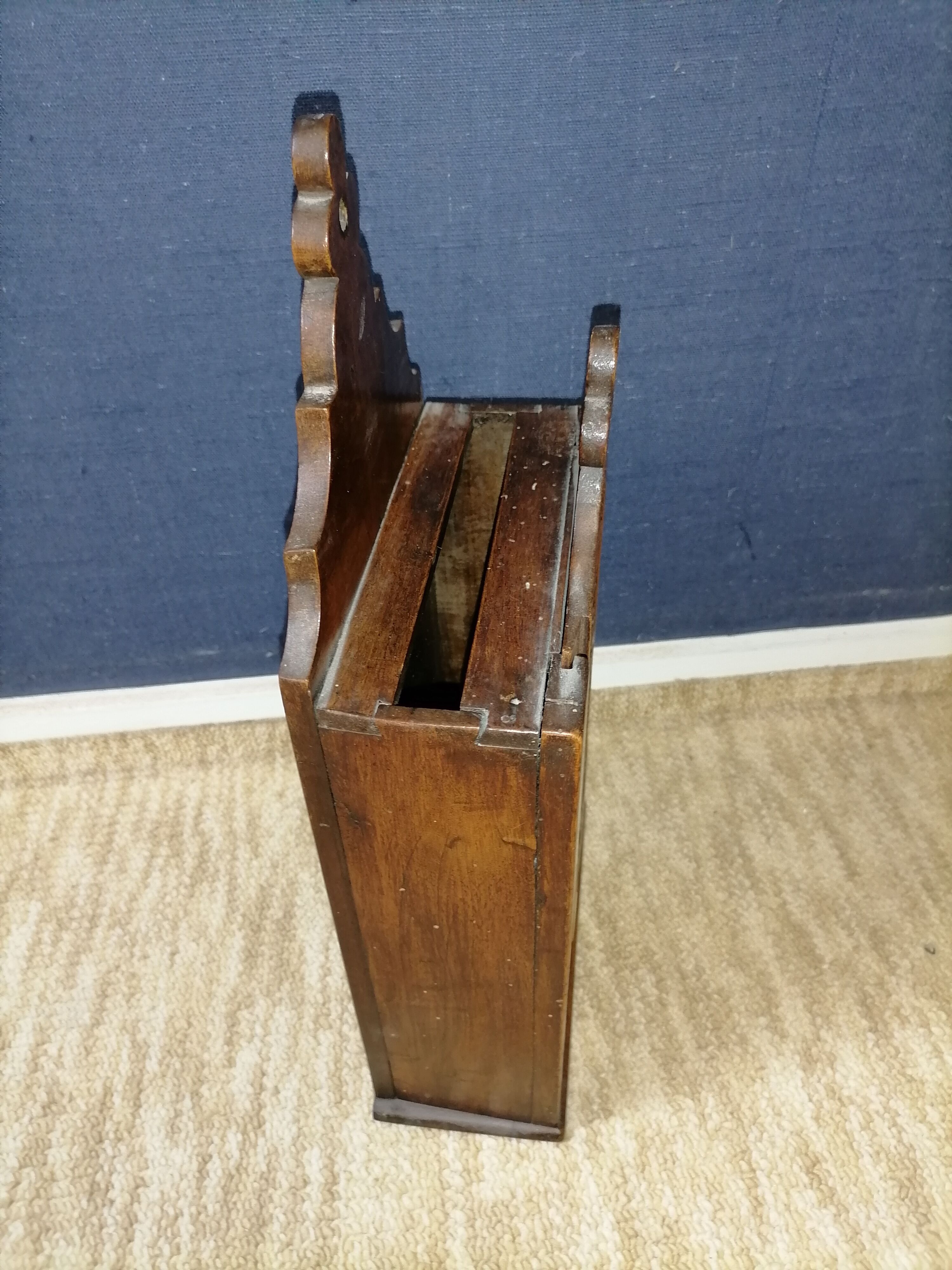 Provencal box walnut with flour or salt