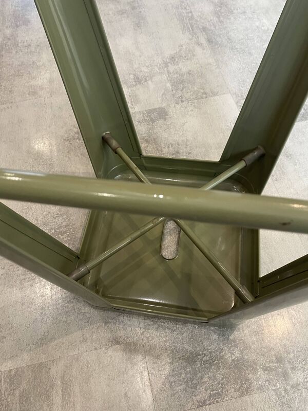 Tabouret haut de bar industriel TOLIX H75 empilables vert olive