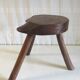 Tabouret tripode en orme massif