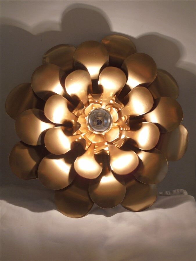 Flower-shaped wall lamp