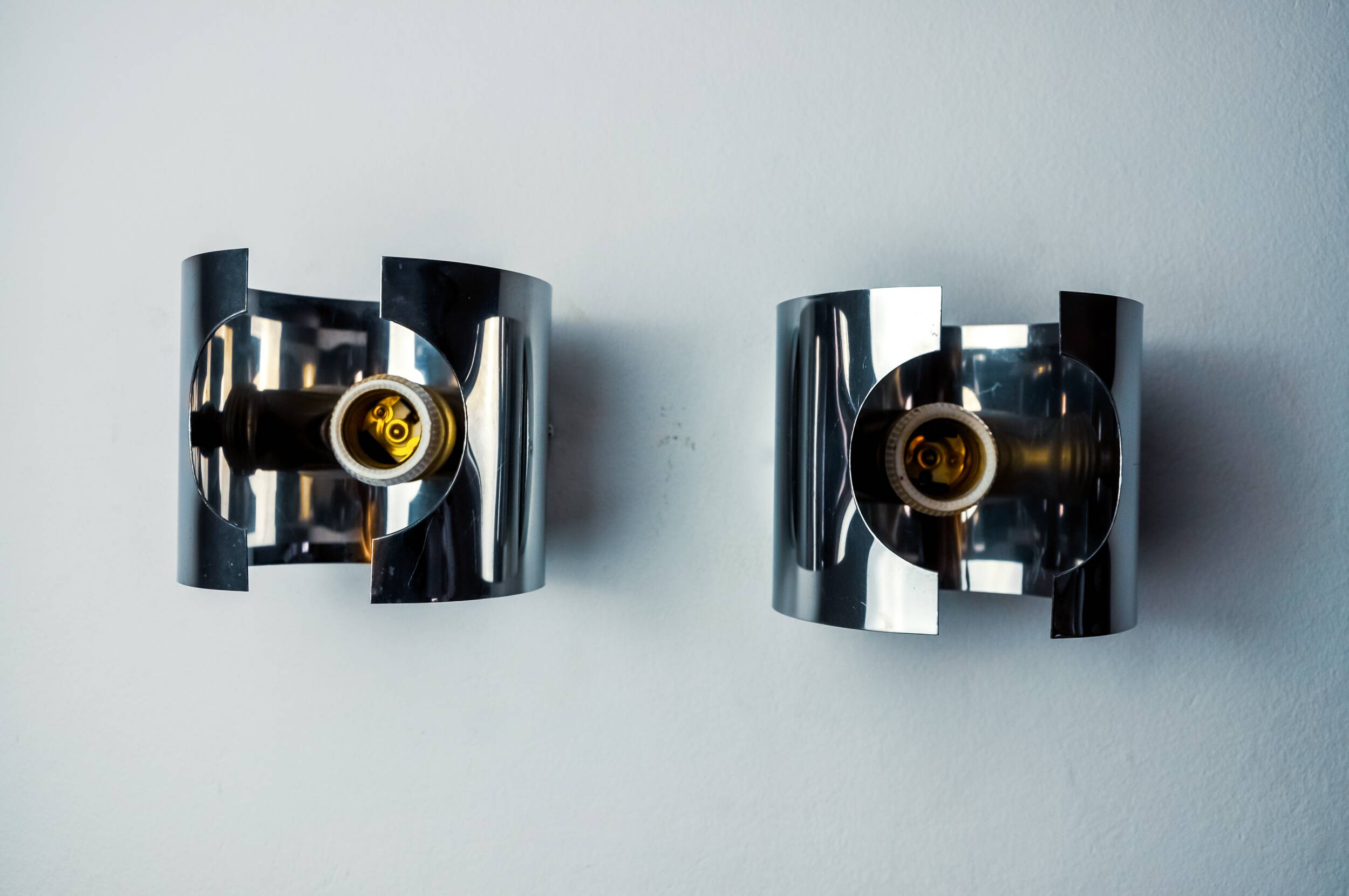 Pair of tubular space age wall lights, chromed metal, Italy, 1970