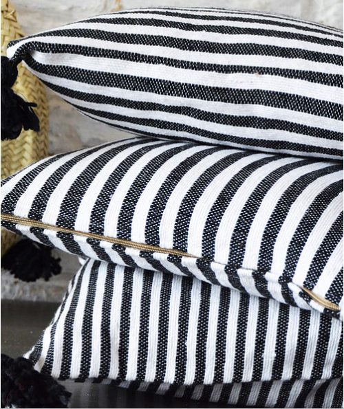 Coussin berbère blanc et noir lignes moyennes
