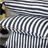 Coussin berbère blanc et noir lignes moyennes