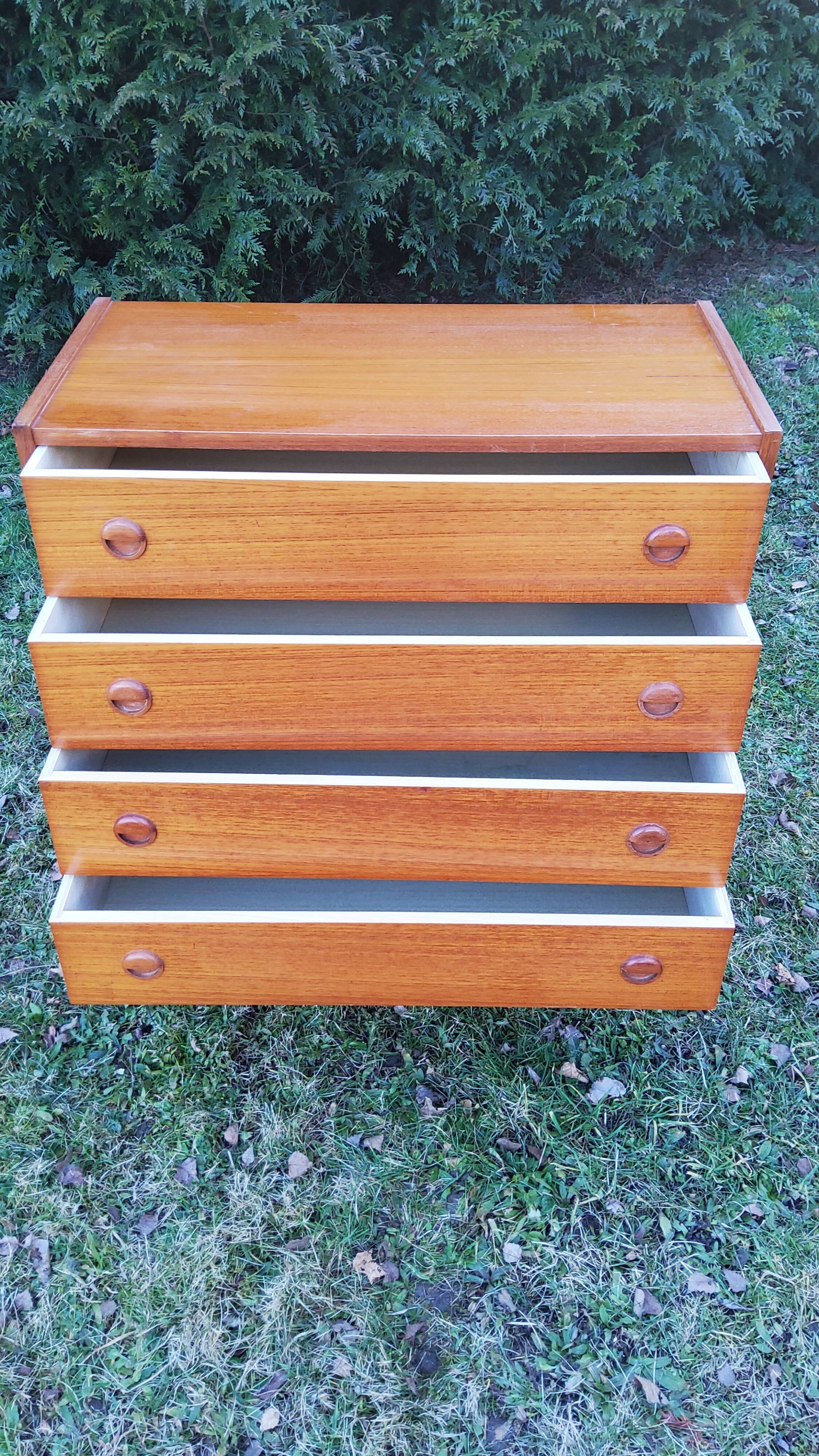 Scandinavian style teak chest of drawers from the 70s 4 drawers