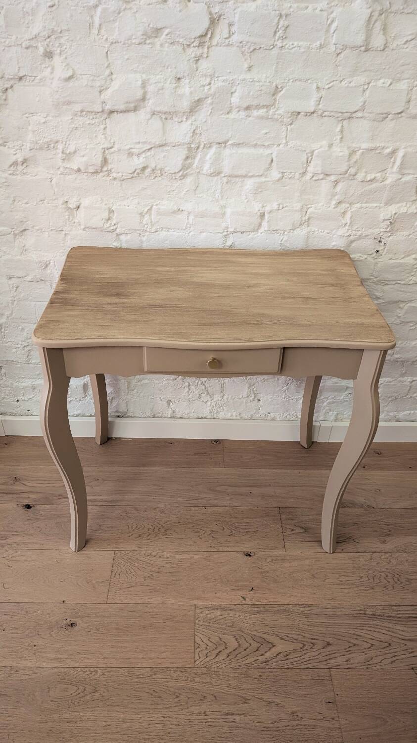 Joli bureau vintage rénové rose poudré