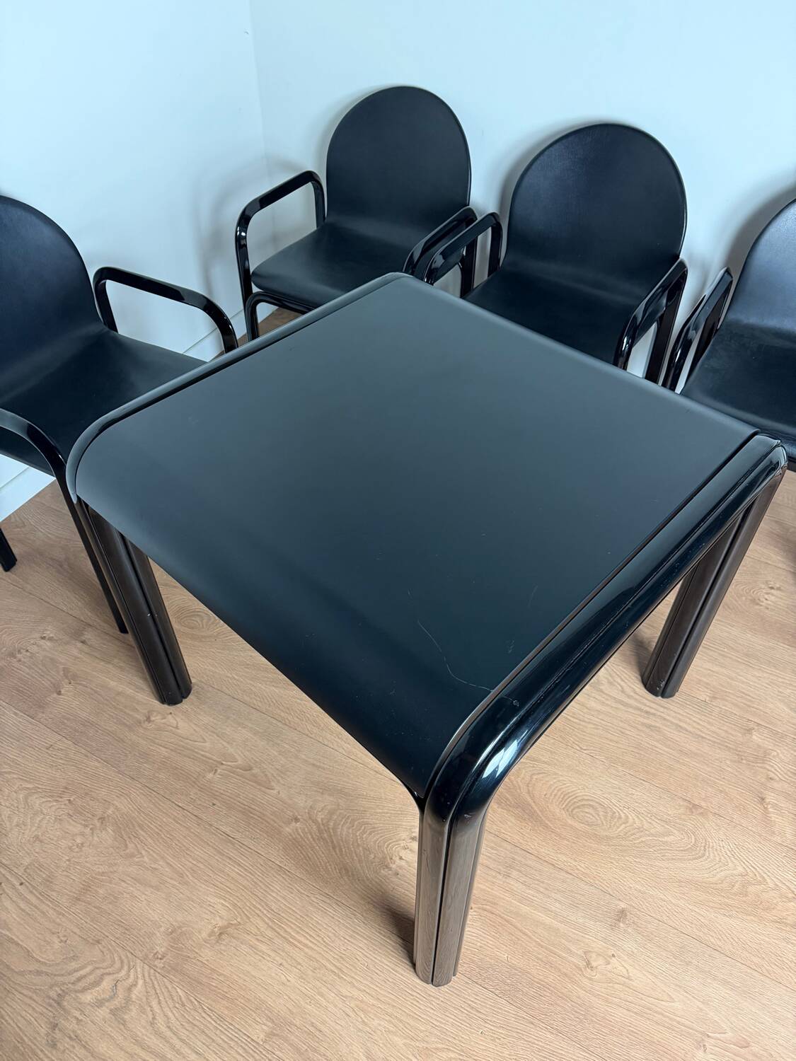 Knoll Orsay set – table & 4 chairs – black lacquered steel & faux leather