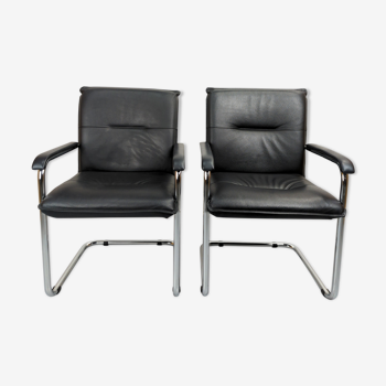 Paire de fauteuils de bureau cuir et structure tubulaire chromé