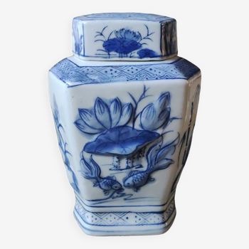 Vase à couvercle/Boîte thé/gingembre Japonaise. Motifs poissons Asiatiques/floraux. En porcelaine, camaïeu bleus