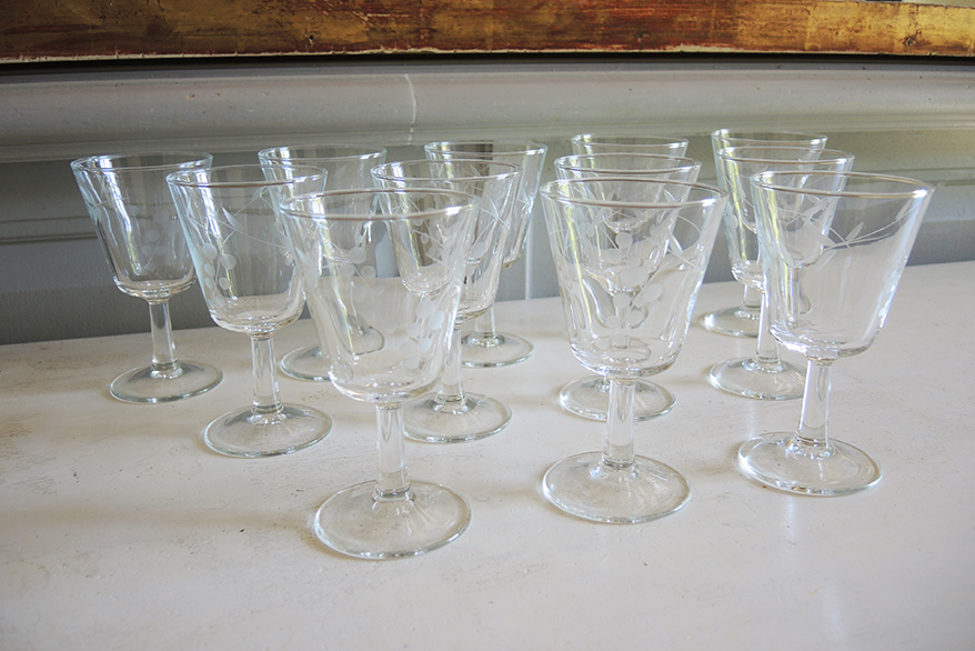 Service of 33 glasses on foot and carafe