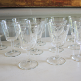 Service de 33 verres à pied et carafe