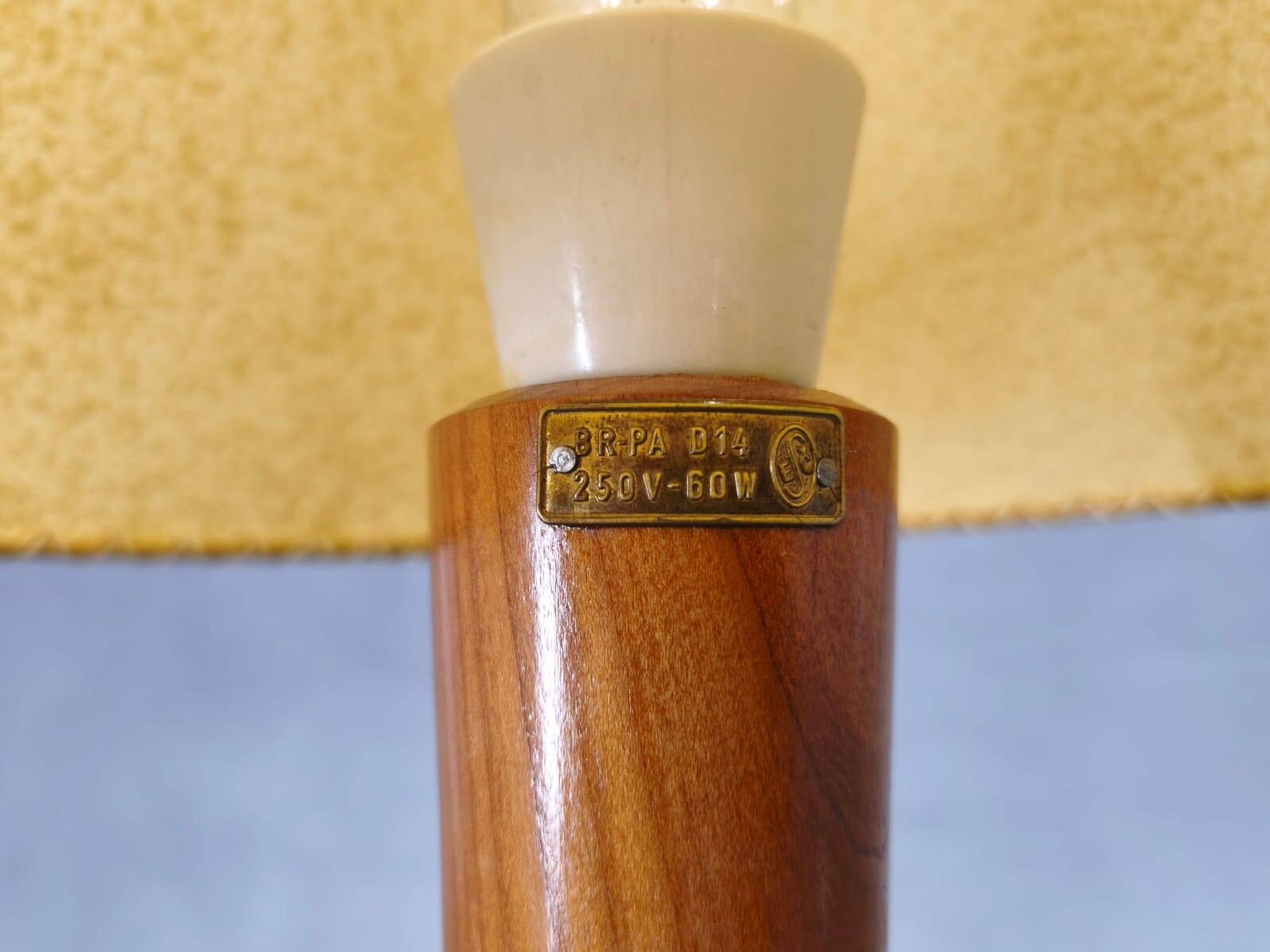 Lampe de table en érable des années 60, base trépied style ULUV.