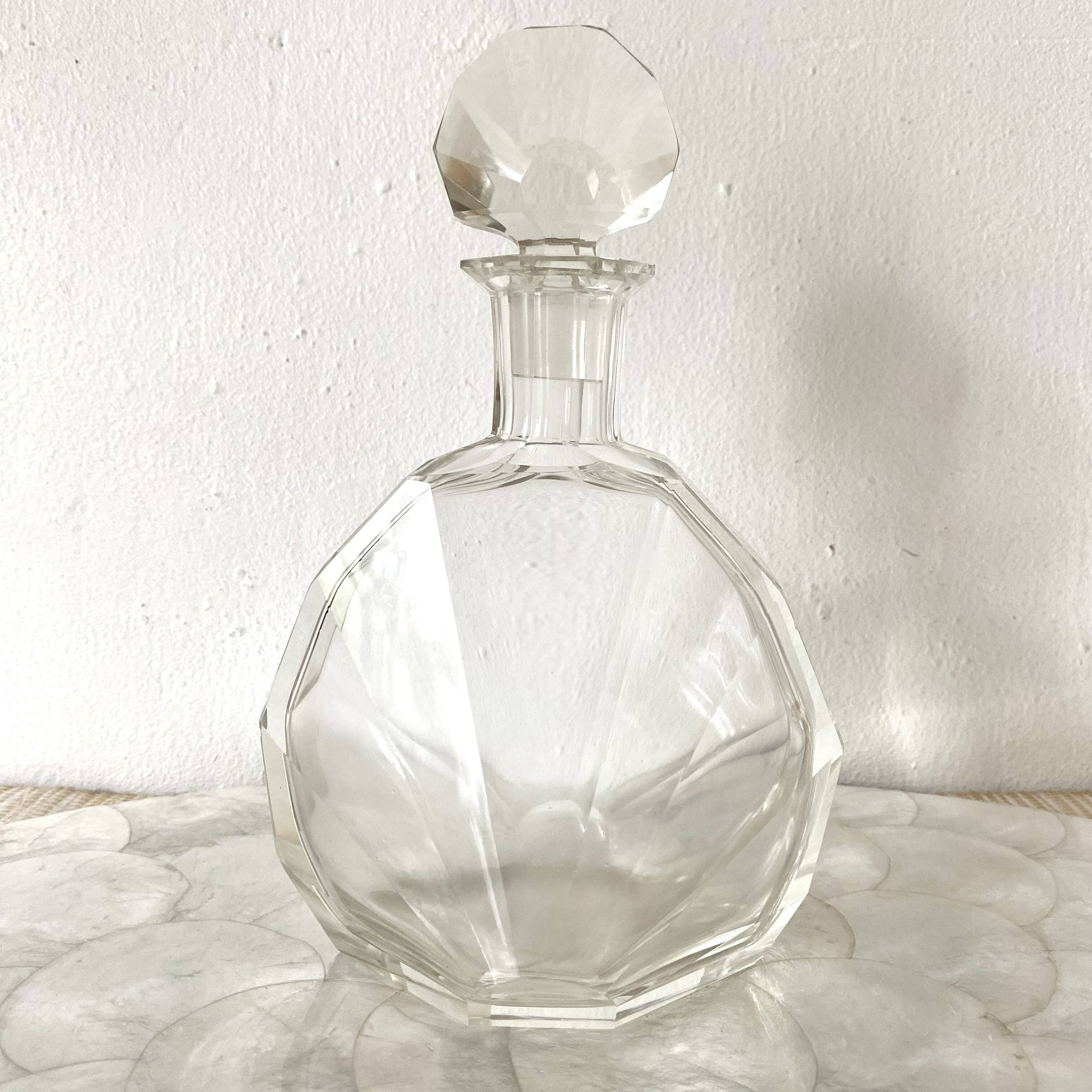 Stylized shell-shaped carafe