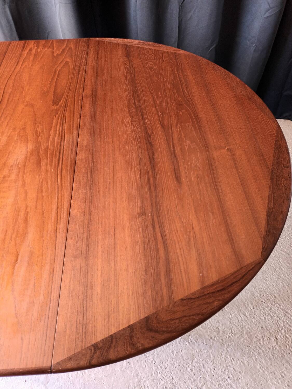 Scandinavian round table