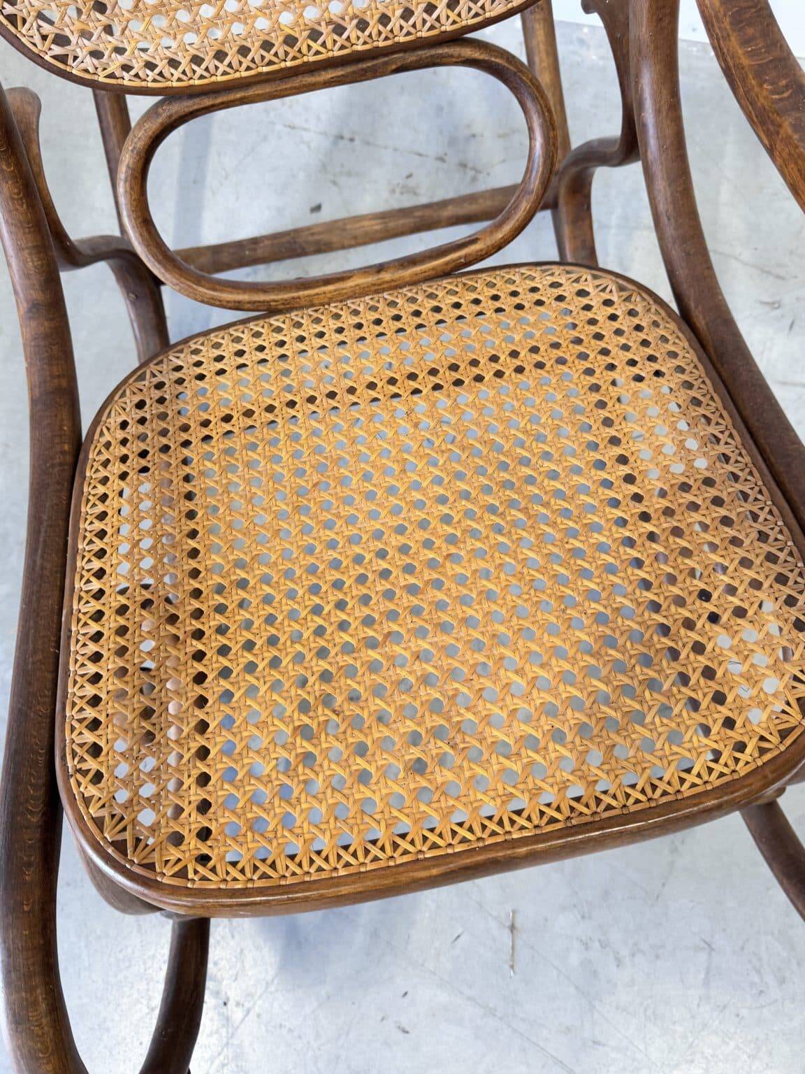 Rocking chair Thonet en bois courbé et cannage