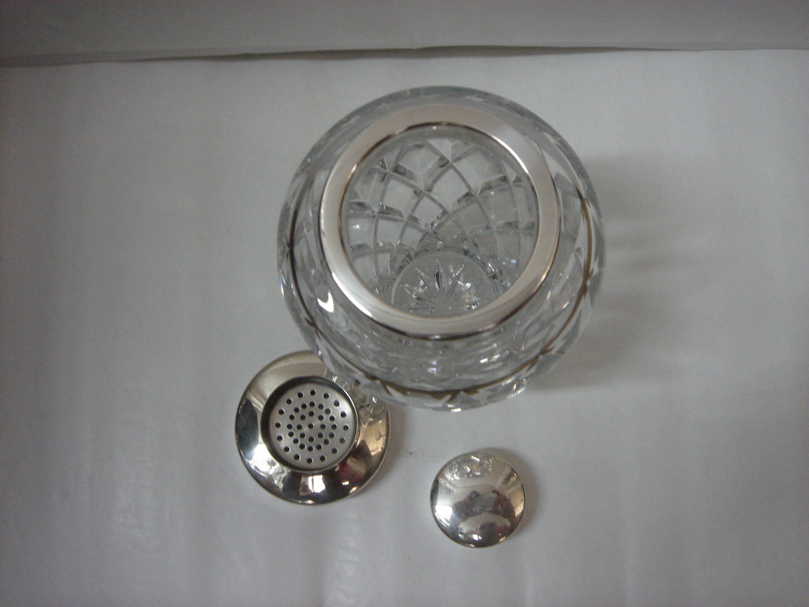 Shaker en cristal et bouchon métal argenté, vers 1970/80