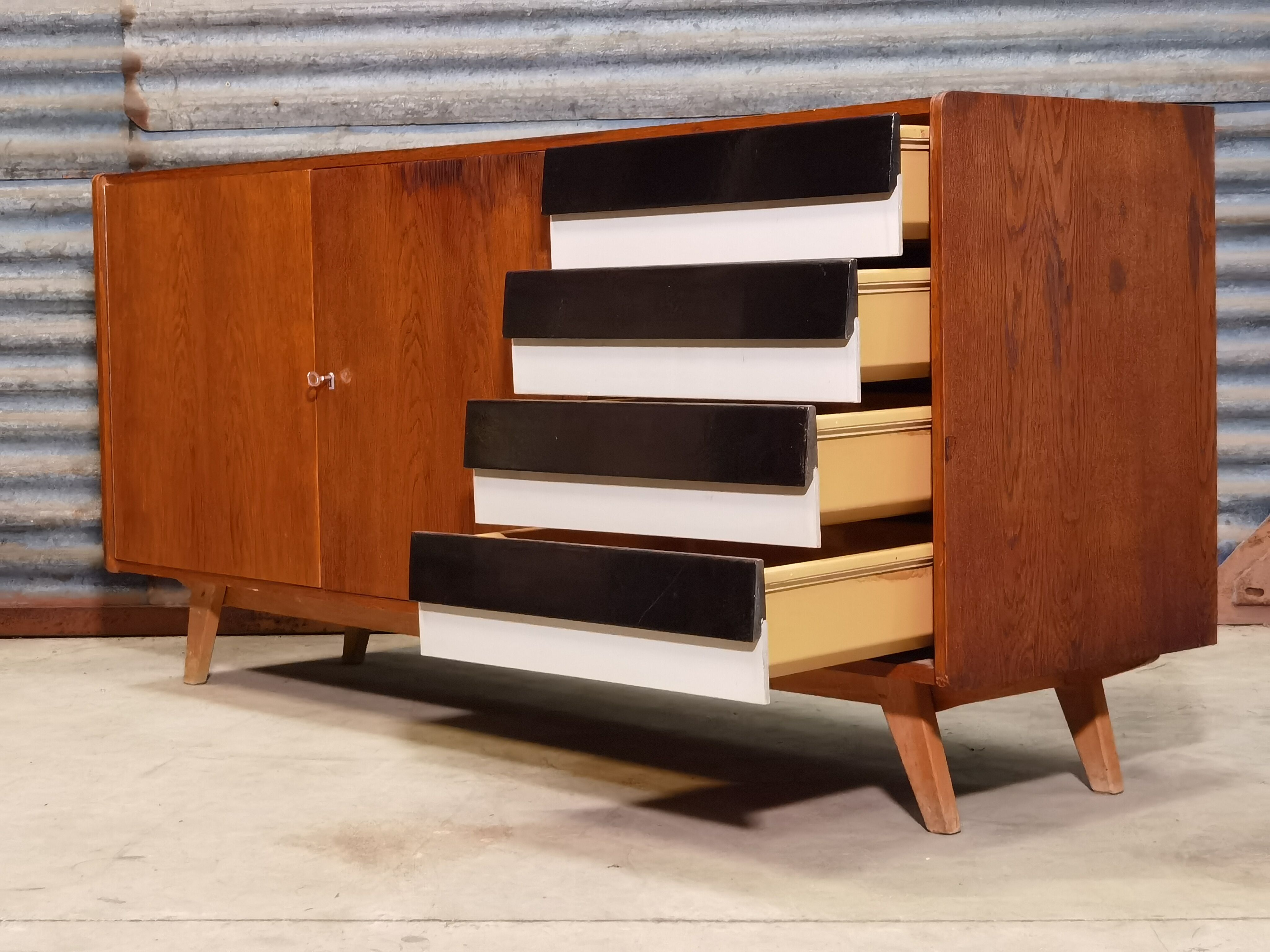 Enfilade U-460 de Jiri Jiroutek par Interier Praha