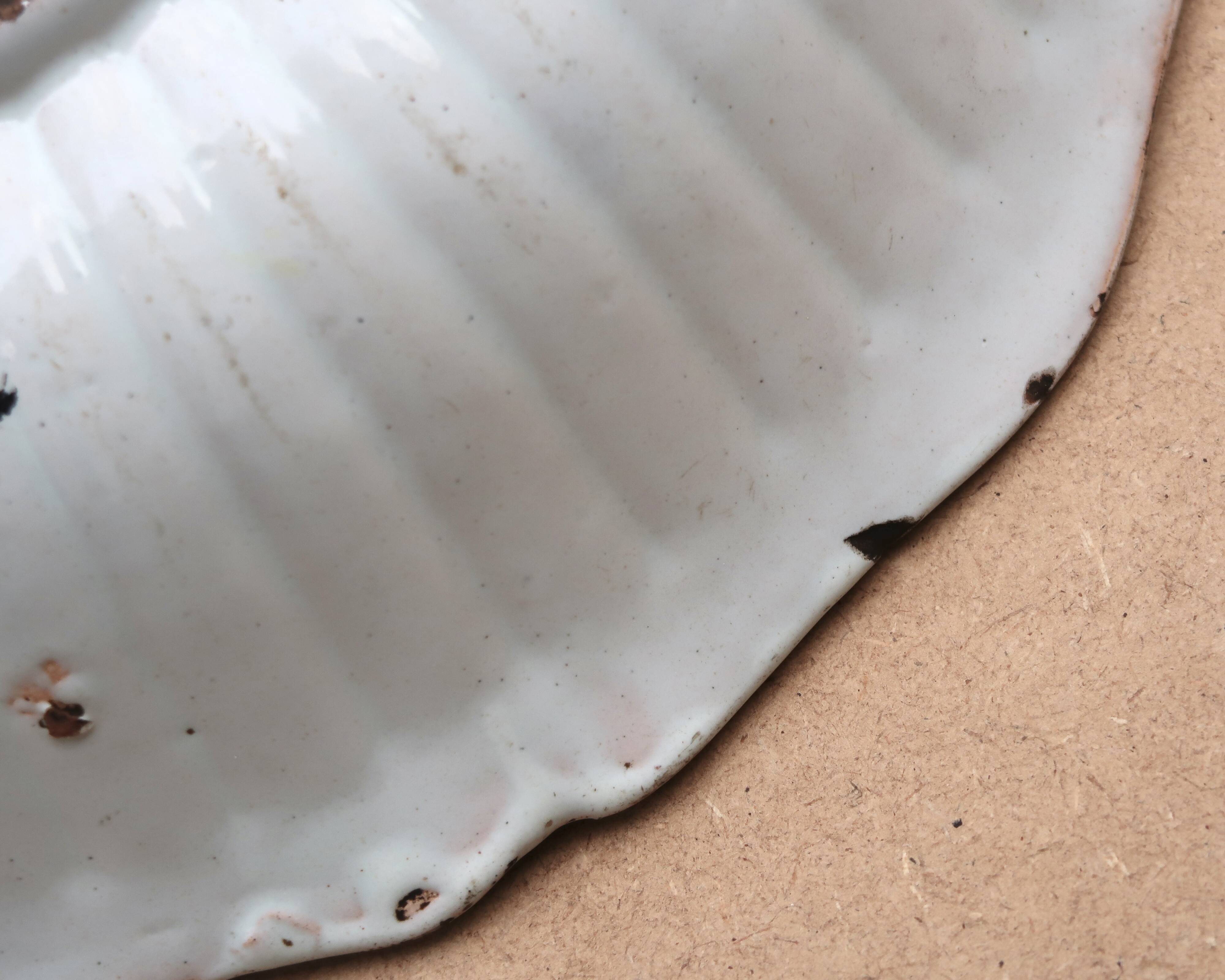 Shallow flat dish in Nevers earthenware from the 18th century.