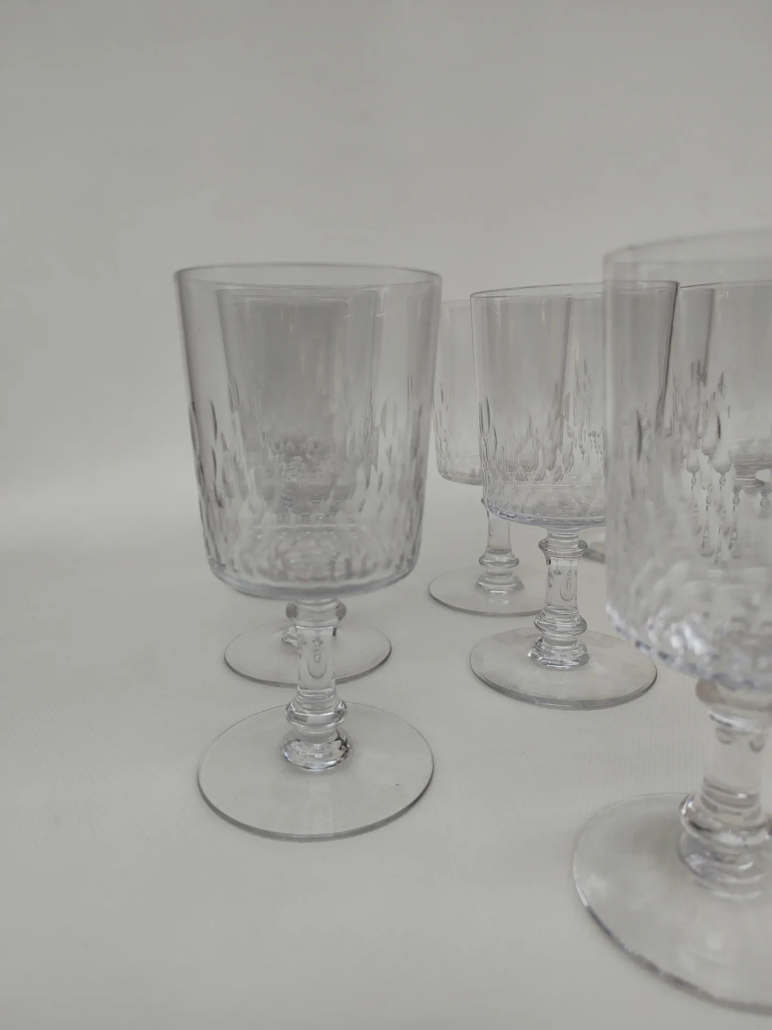 9 grands verres en cristal de Baccarat, modèle Champigny.